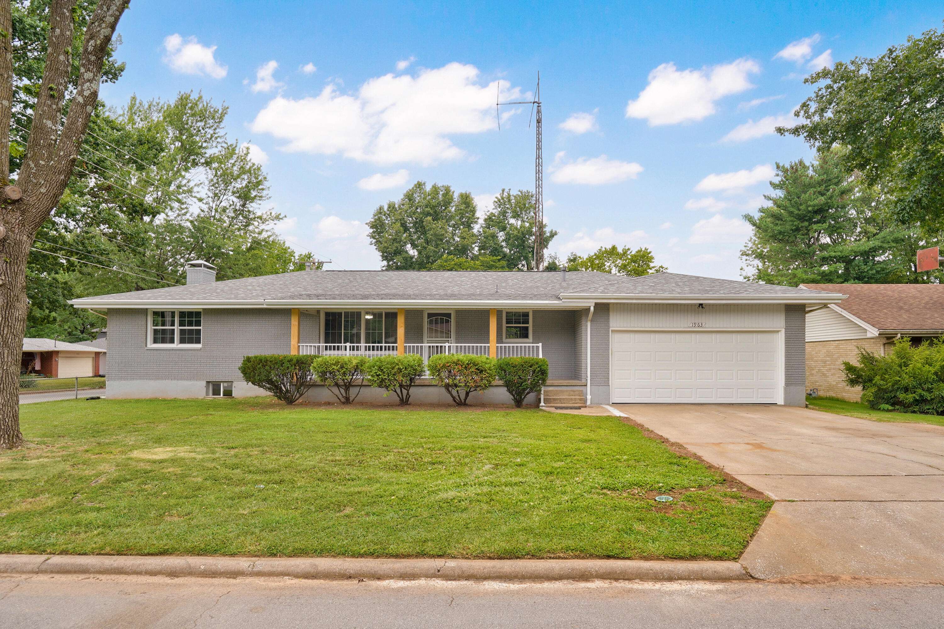 1963 S Westwood AVE, Springfield, MO 65807