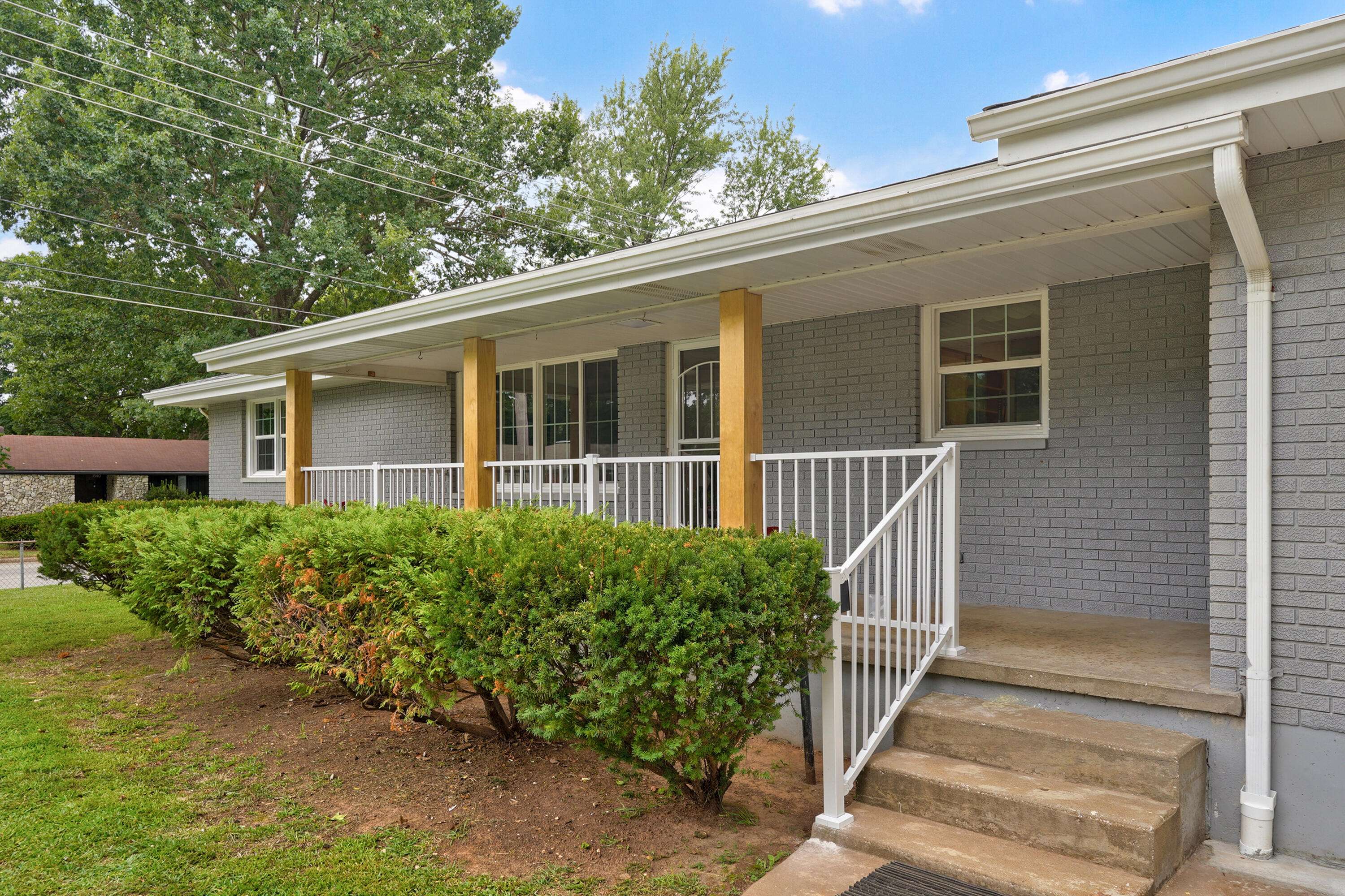 1963 S Westwood AVE, Springfield, MO 65807