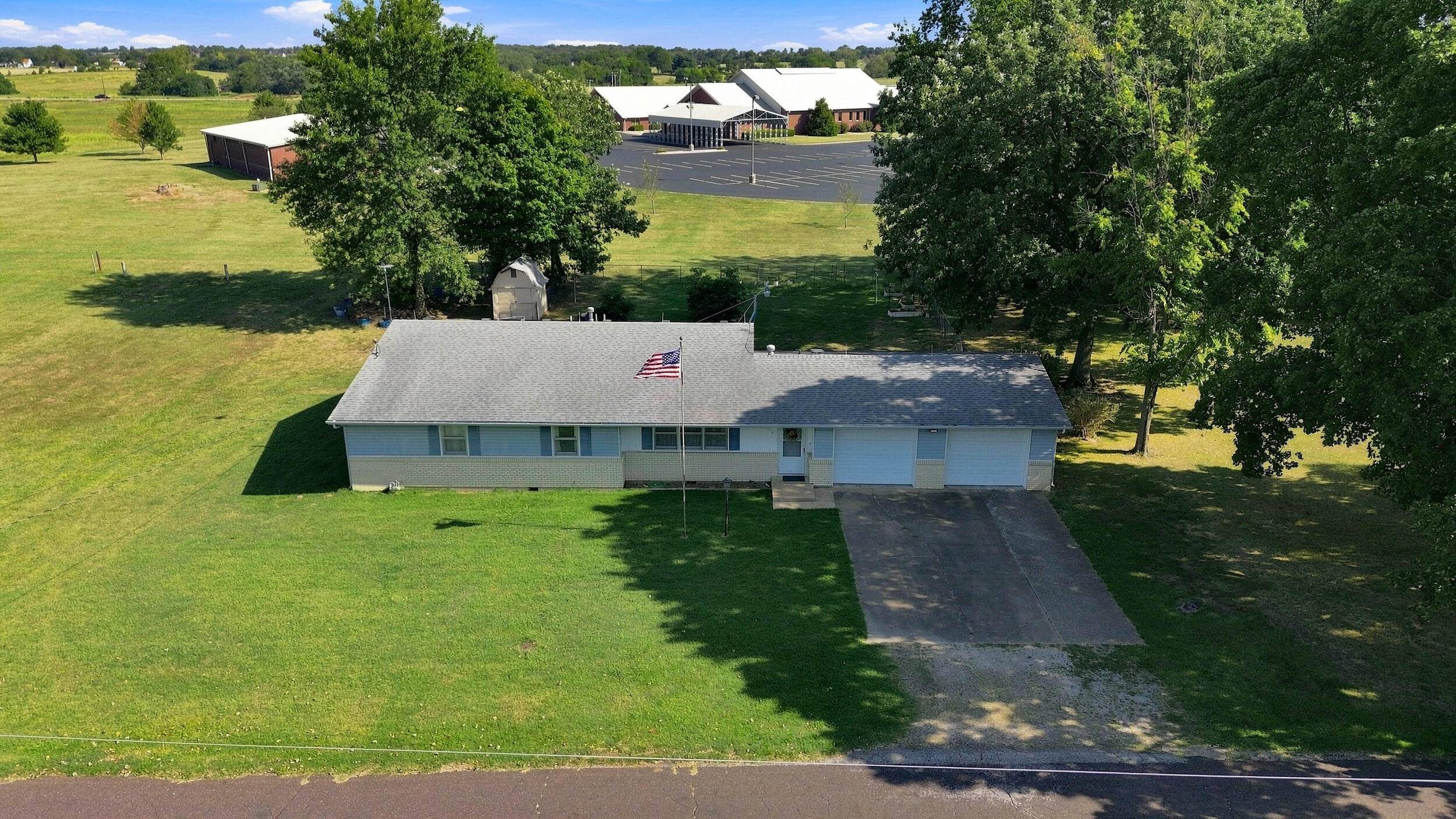 114 Melody LN, Monett, MO 65708