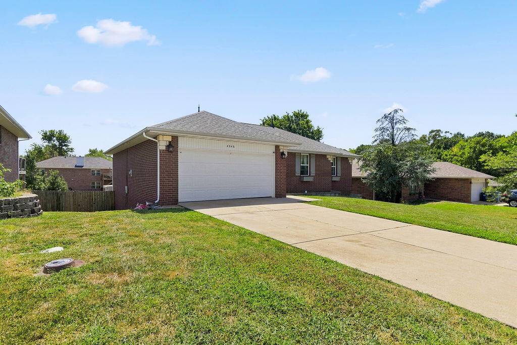 4048 W Falcon DR, Battlefield, MO 65619