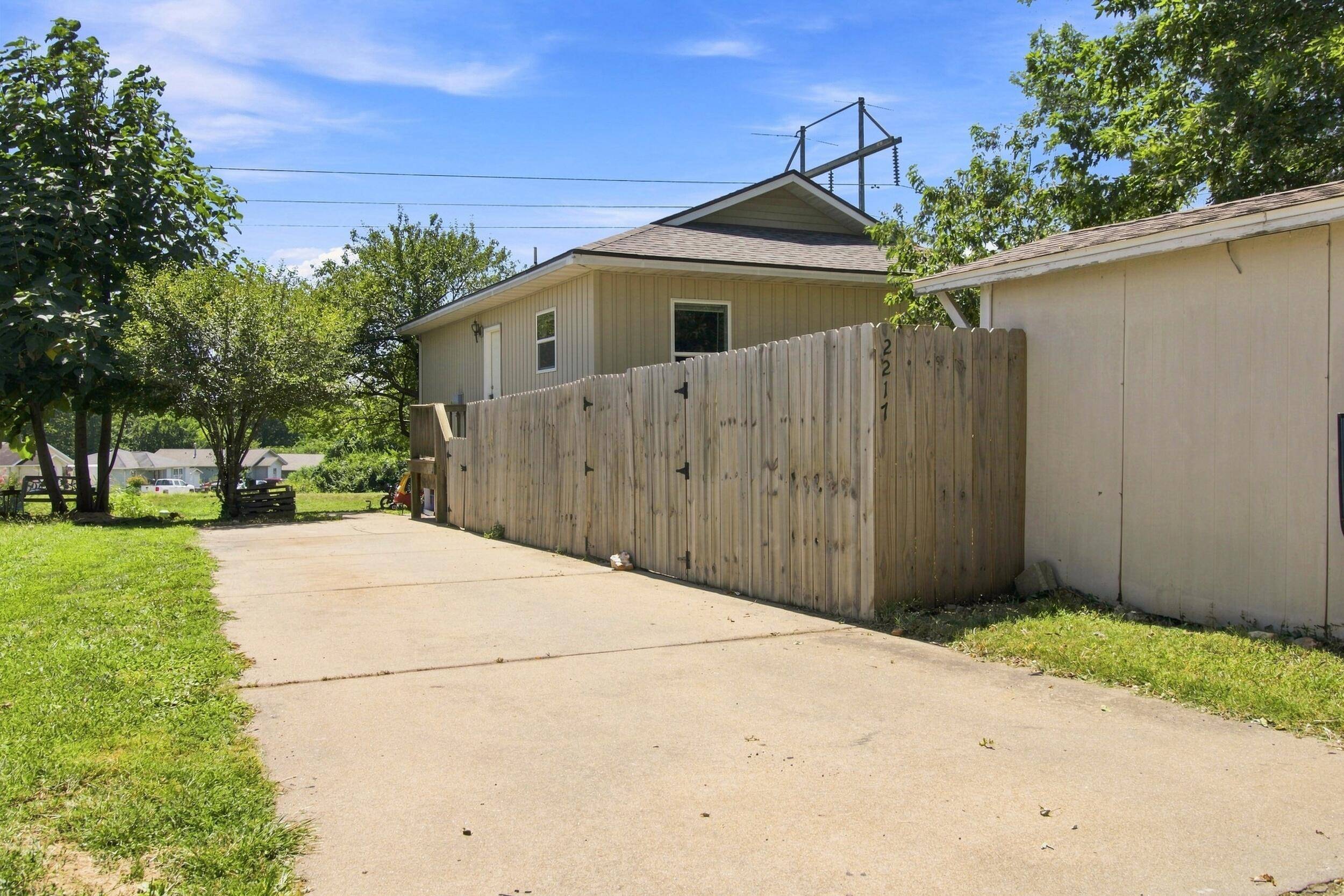 2217 W Volunteer WAY, Springfield, MO 65803