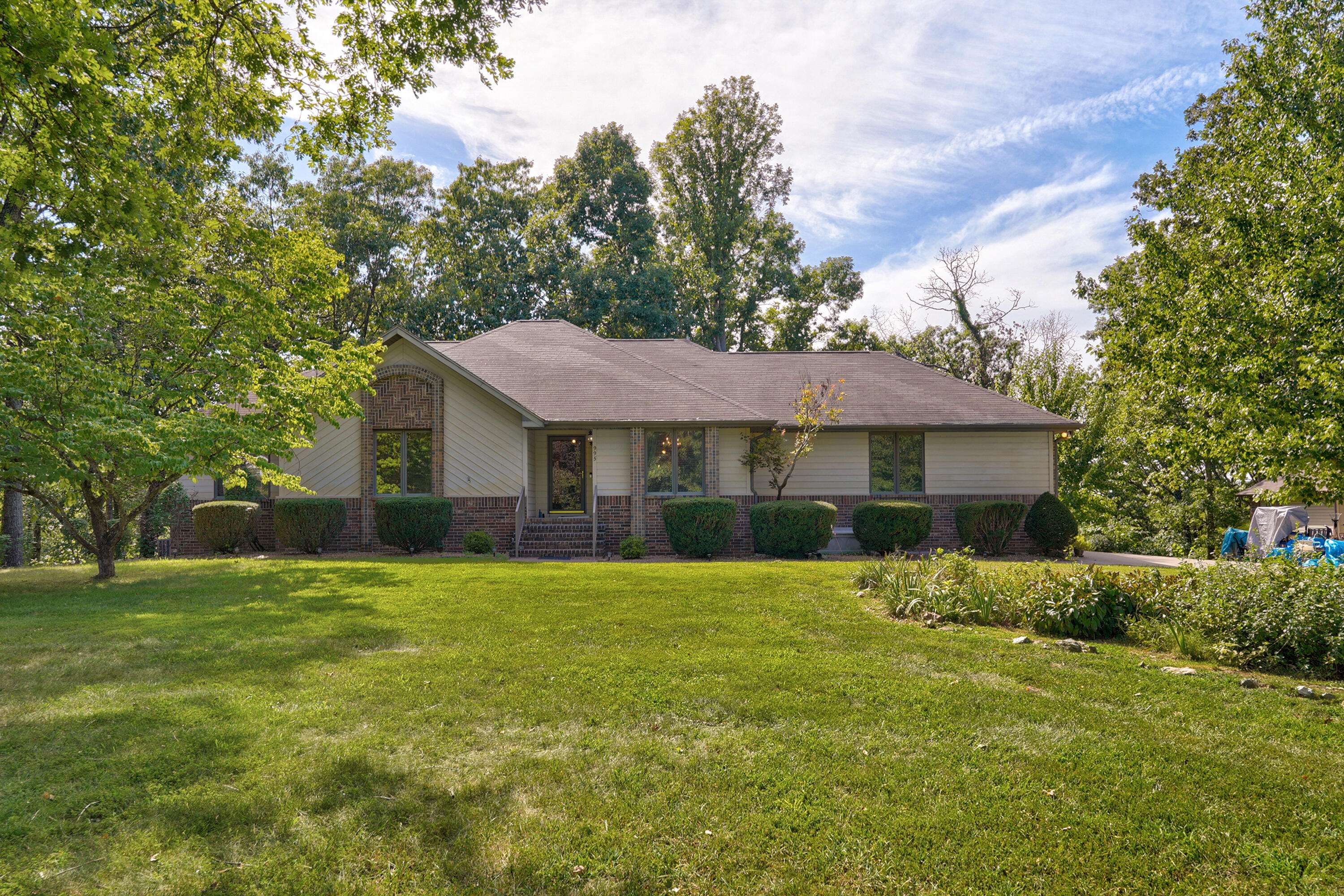 995 S Stanford DR, Rogersville, MO 65742