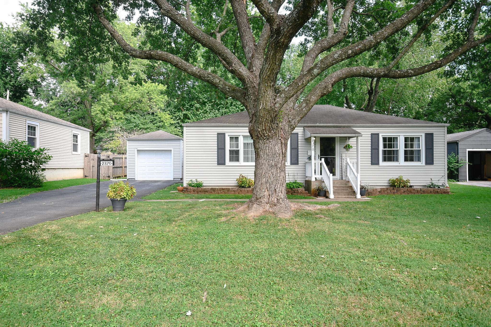 2370 S Luster AVE, Springfield, MO 65804