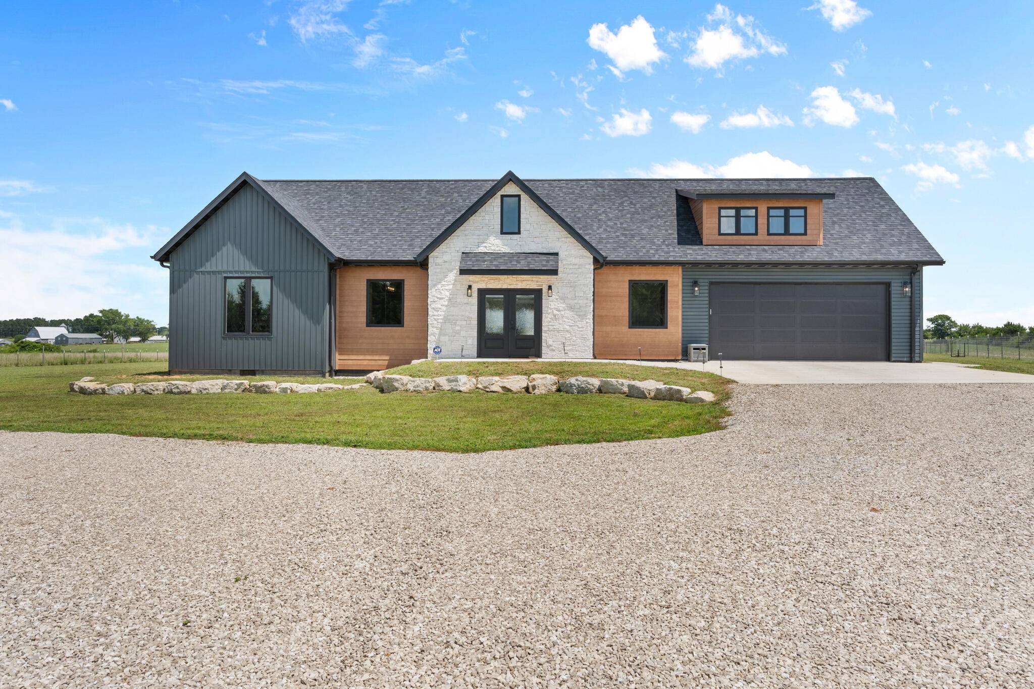 105 Timberview DR, Seymour, MO 65746