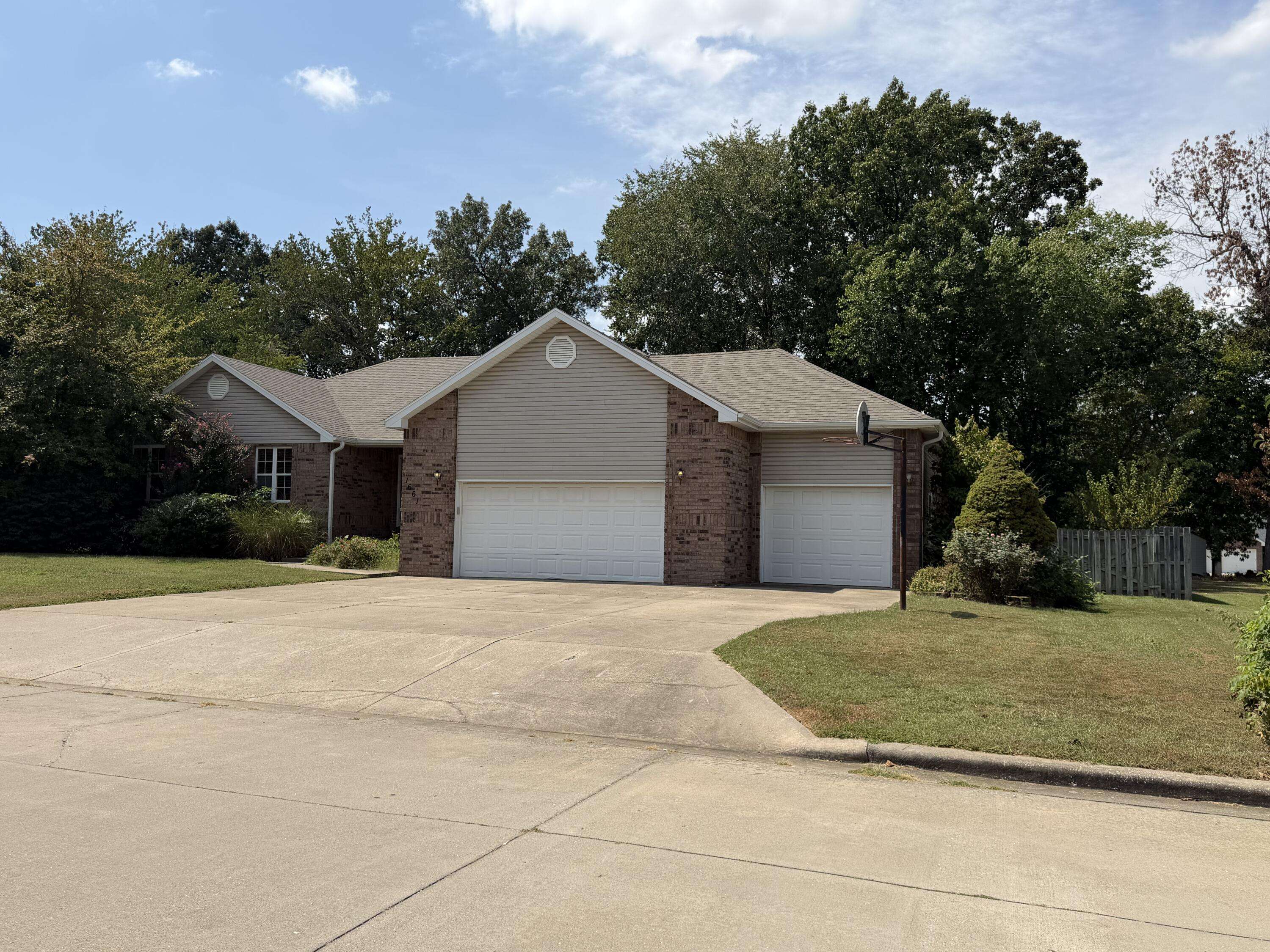 1661 N Main AVE, Bolivar, MO 65613