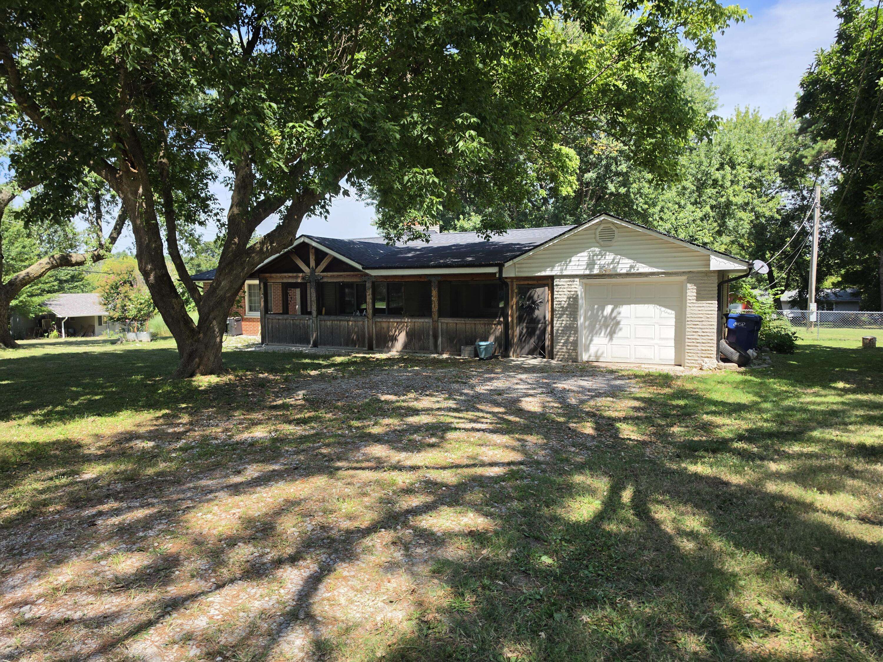 200 N Maple ST, Mansfield, MO 65704