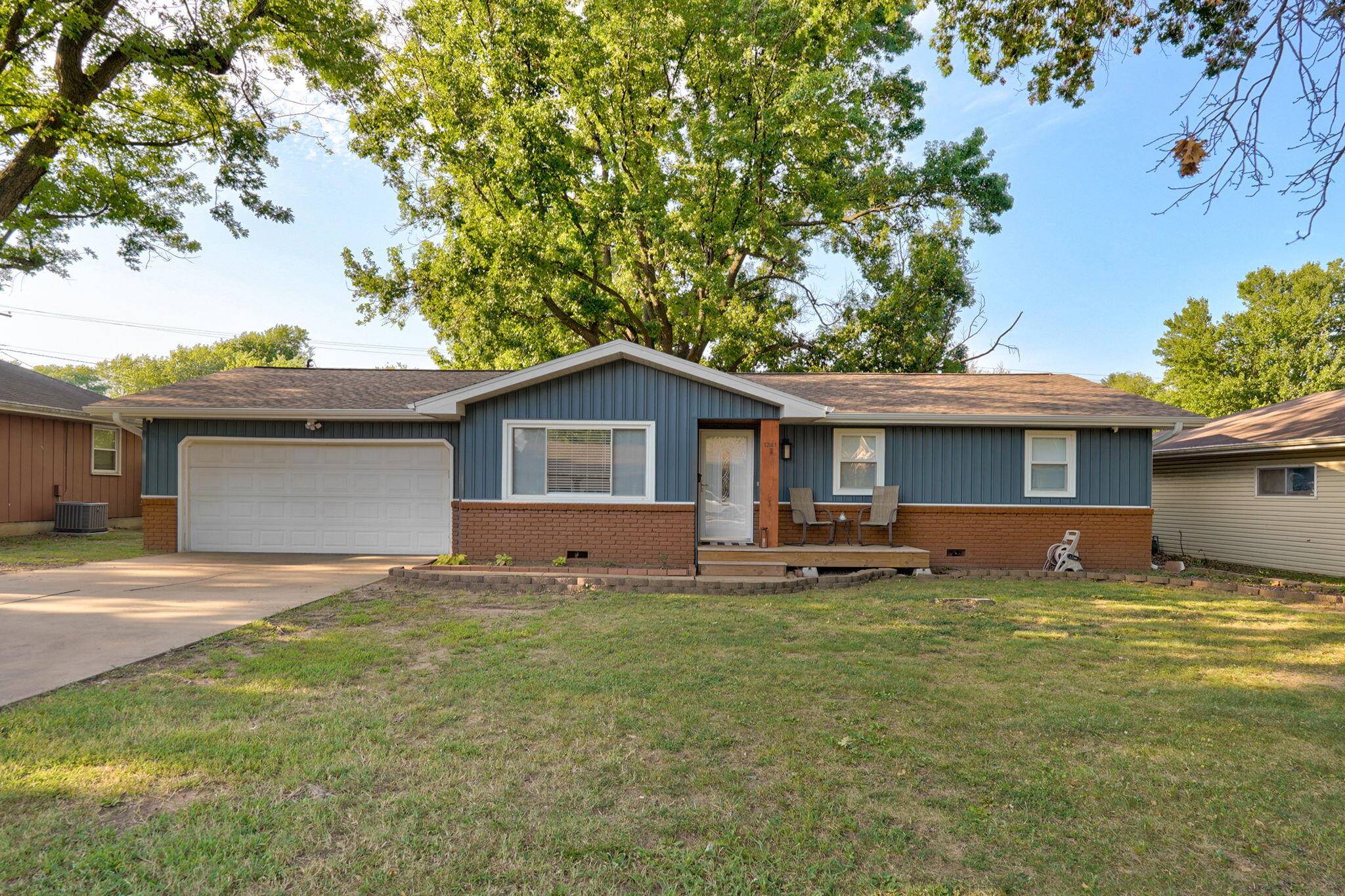 1241 E Woodland ST, Springfield, MO 65804