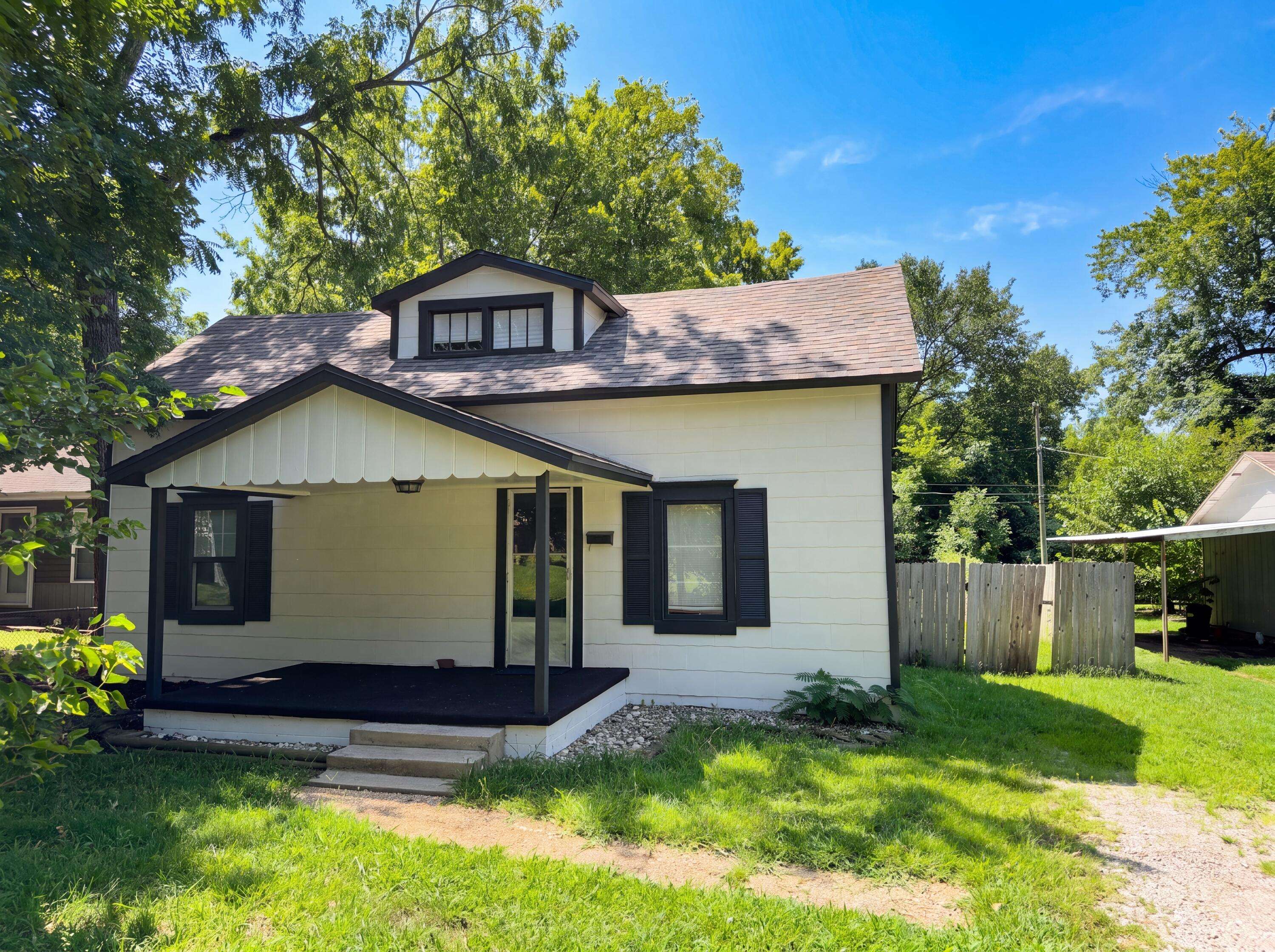 1446 E Whiteside ST, Springfield, MO 65804