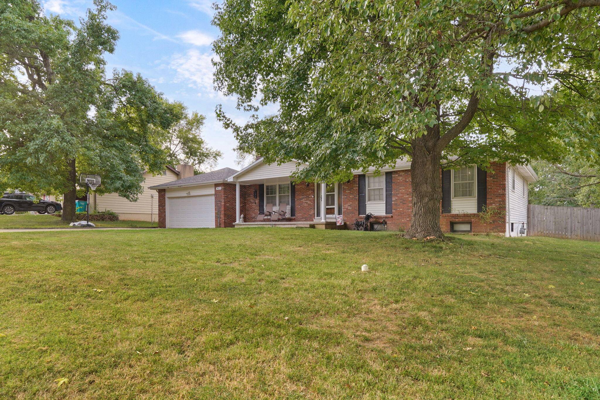 2633 W Village LN, Springfield, MO 65807