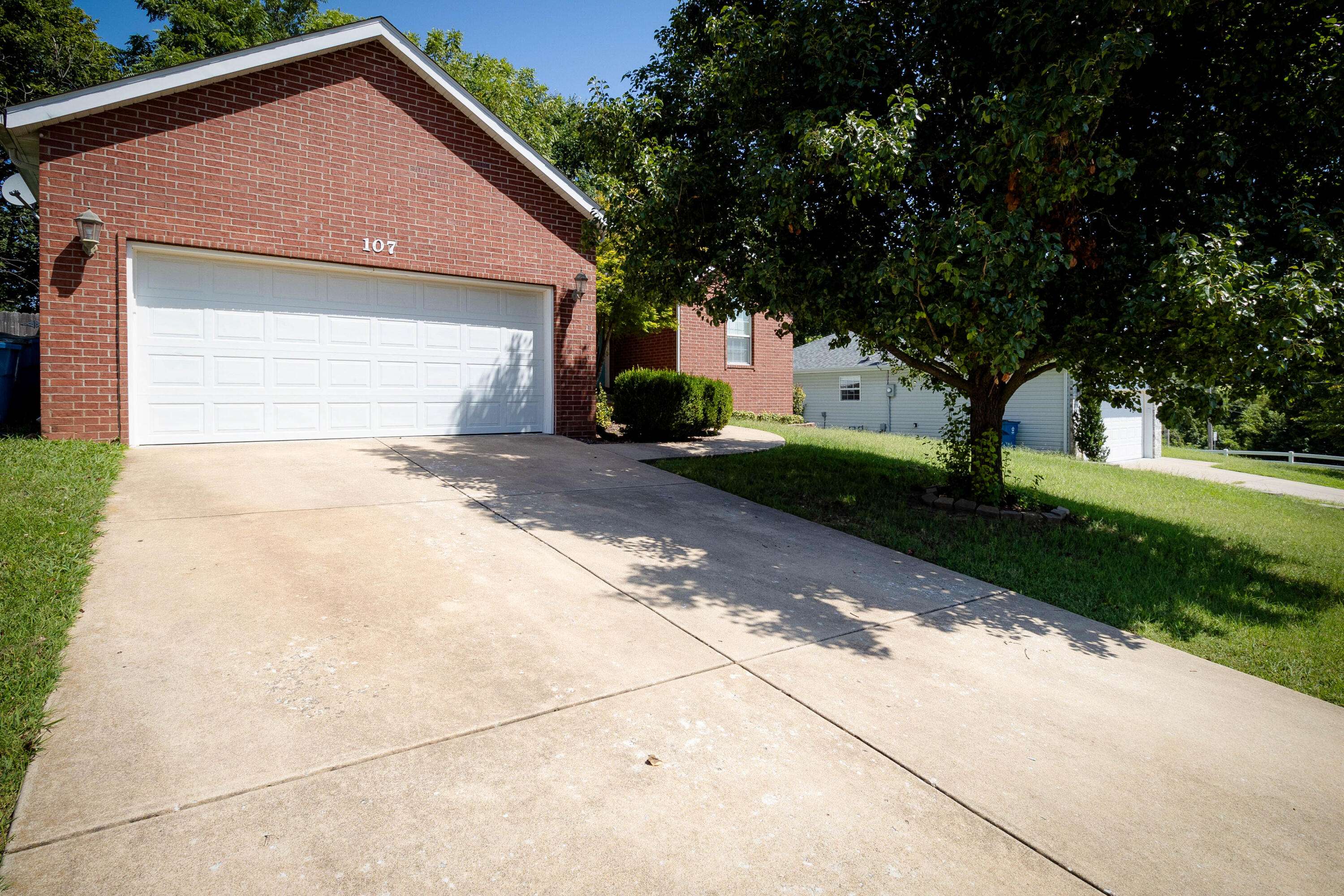 107 W Twin Oak DR, Nixa, MO 65714