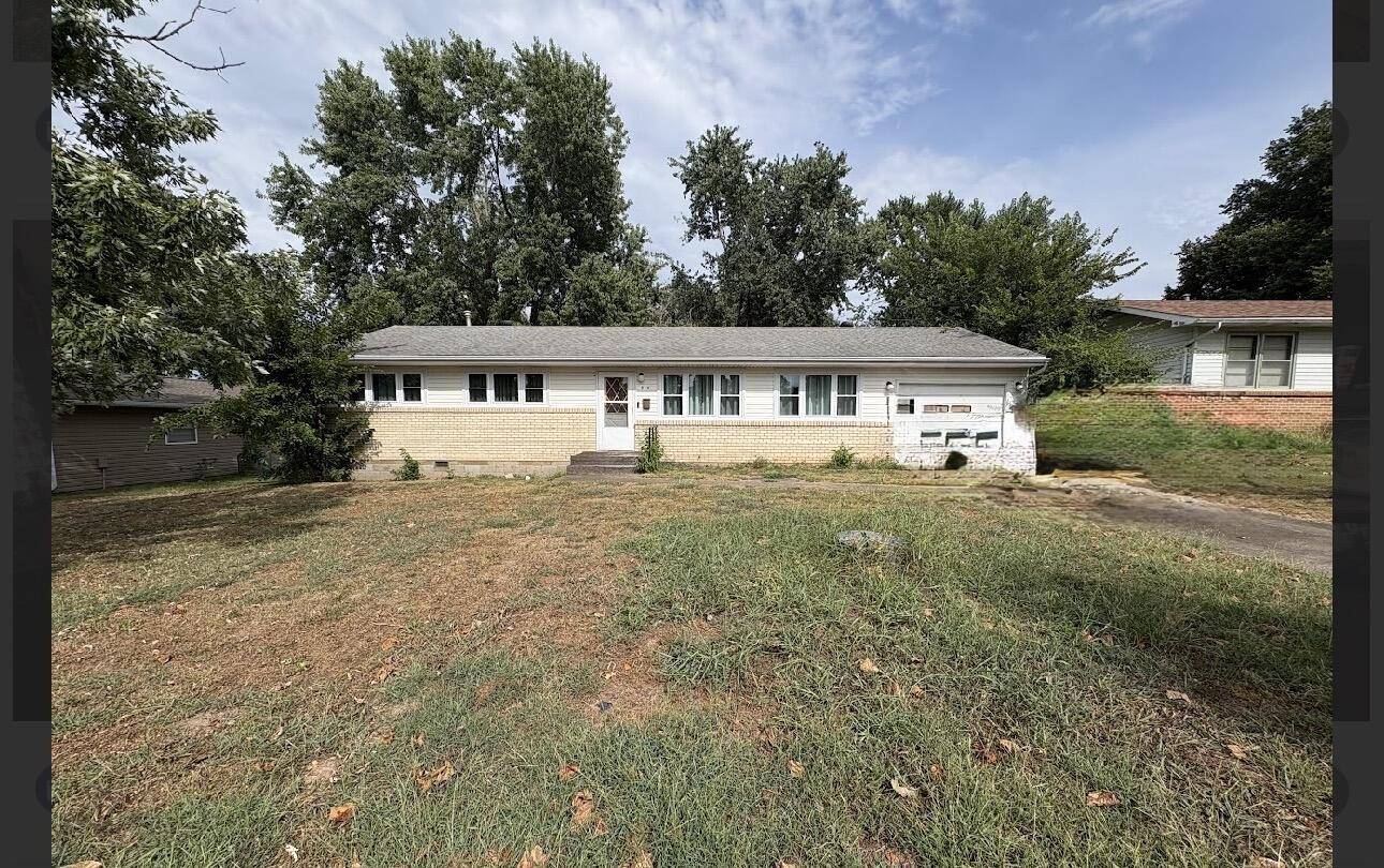 913 Flower Box LN, Neosho, MO 64850