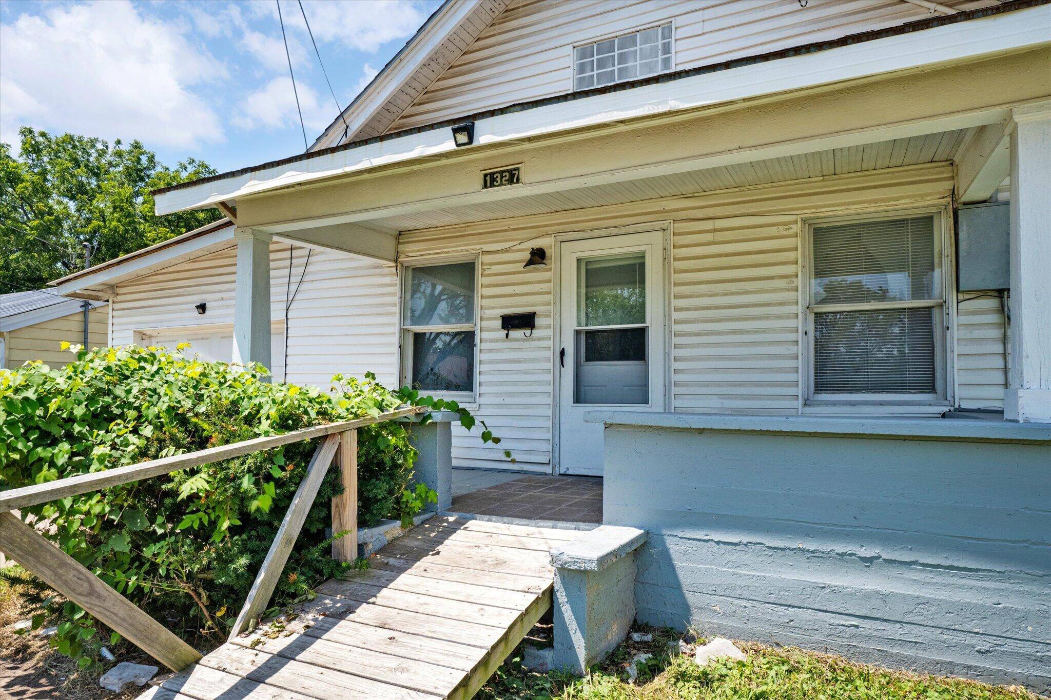 1327 N Marion AVE, Springfield, MO 65802