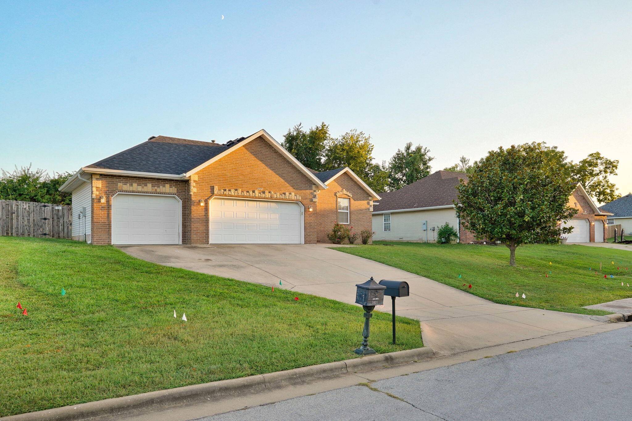 3032 W Grandview ST, Springfield, MO 65803