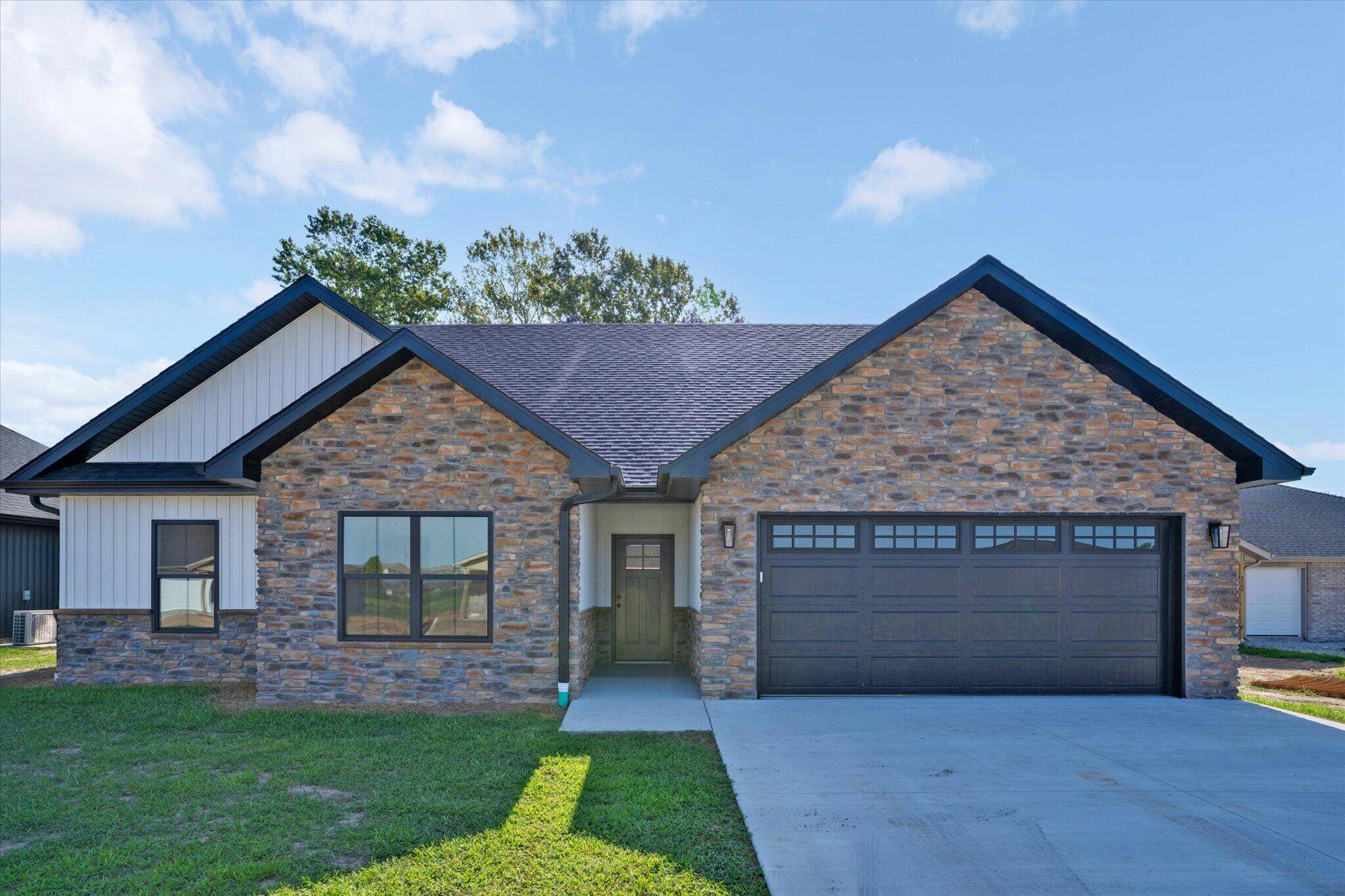 2750 S Caden LN, Bolivar, MO 65613