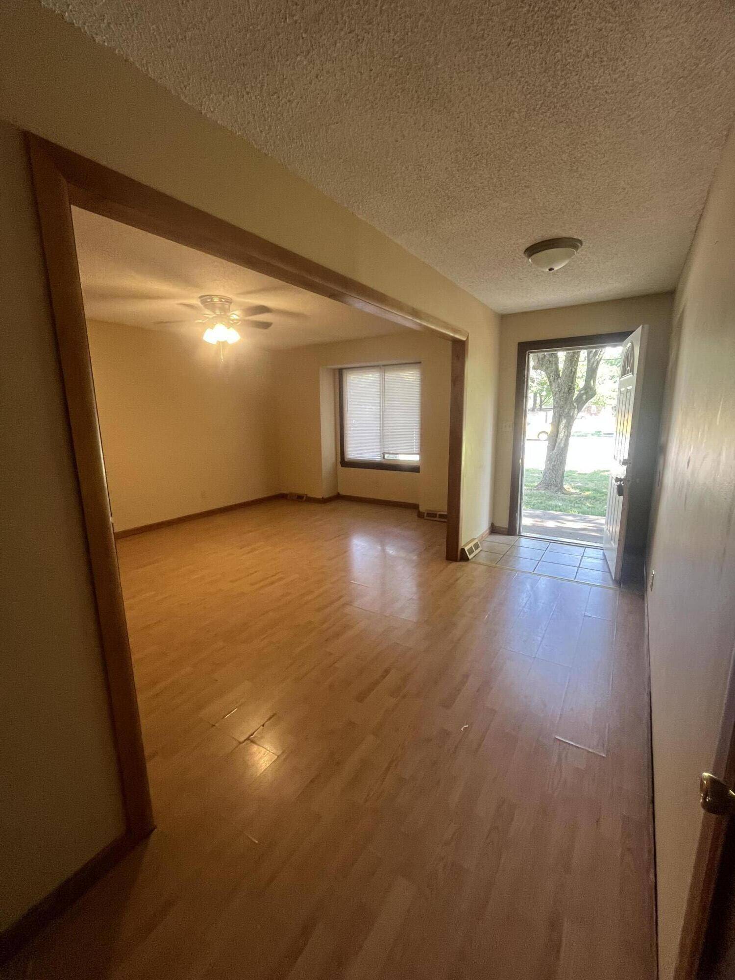 1023 S Oak Grove AVE, Springfield, MO 65804