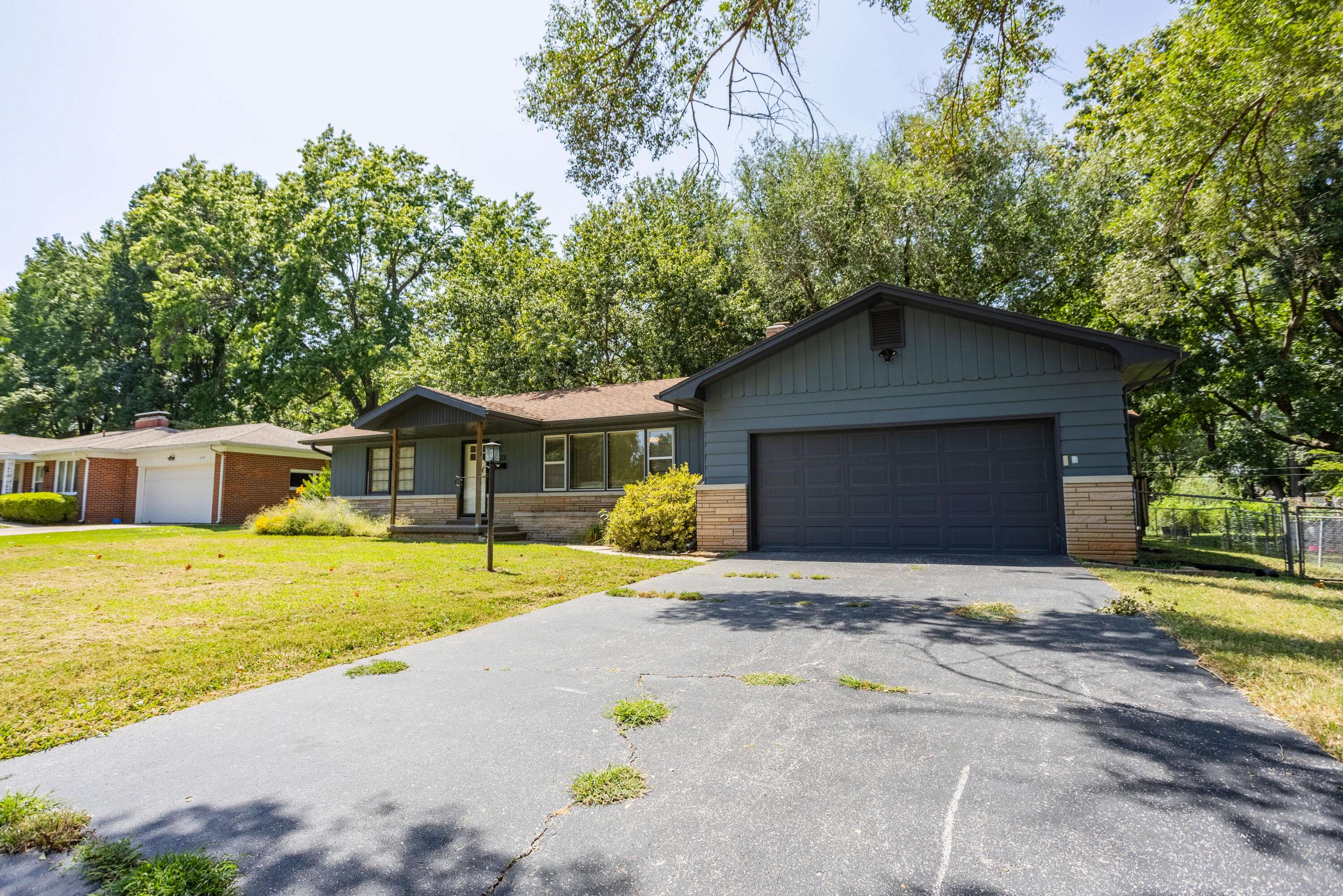 2123 S Prairie LN, Springfield, MO 65804