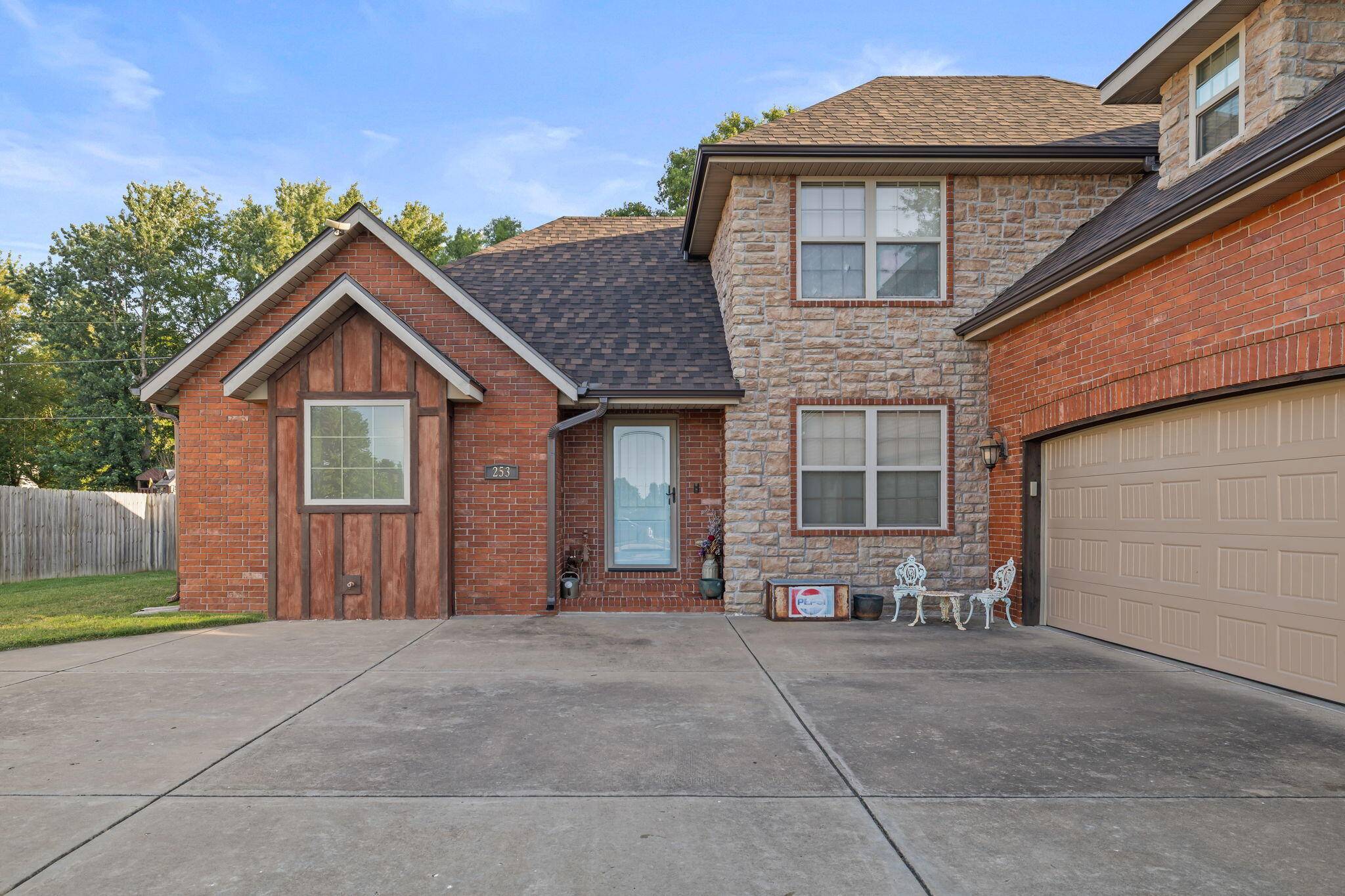 253 E Grace ST, Republic, MO 65738