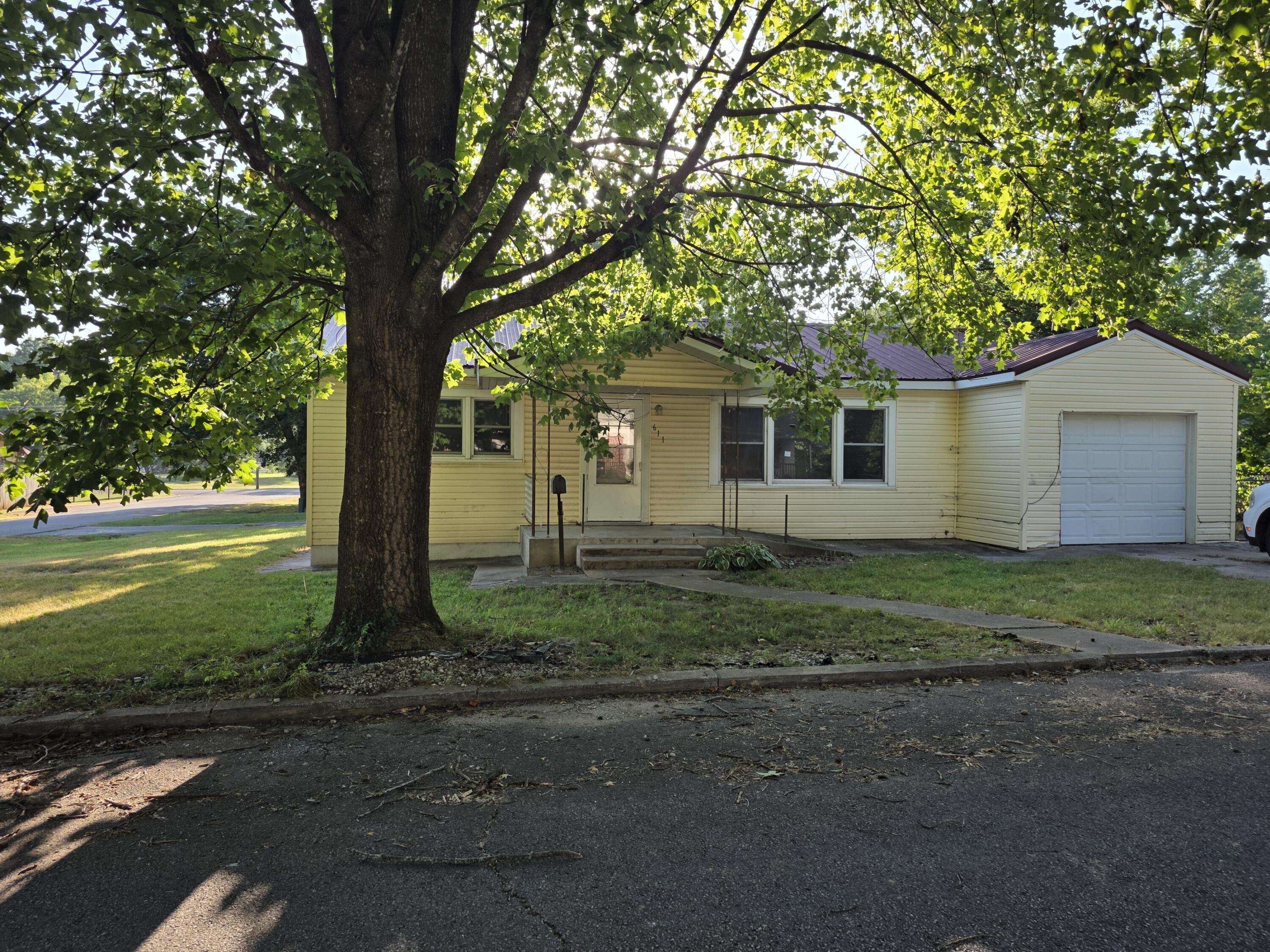 611 S Harrison AVE, Aurora, MO 65605