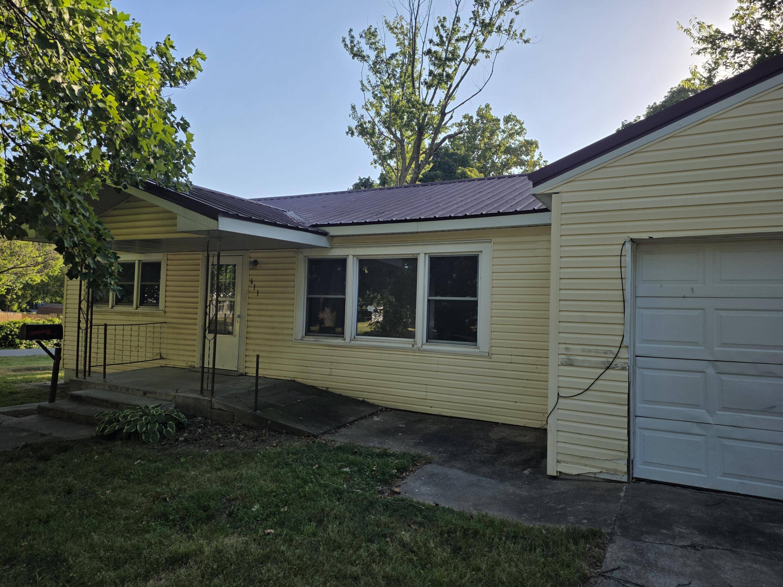 611 S Harrison AVE, Aurora, MO 65605