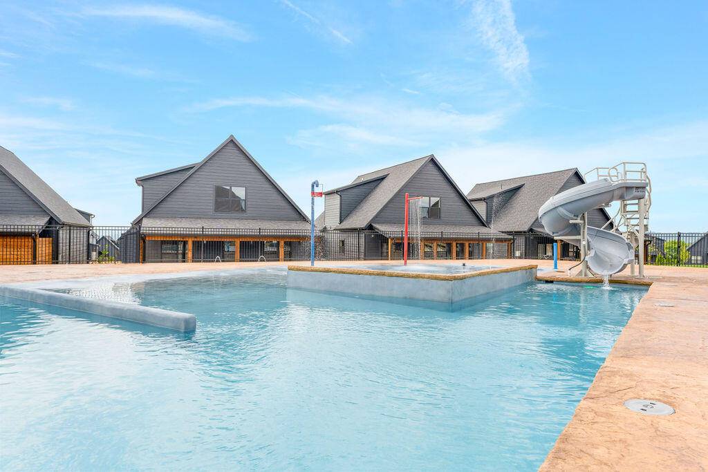240 Poolside Pass #5, Hollister, MO 65672