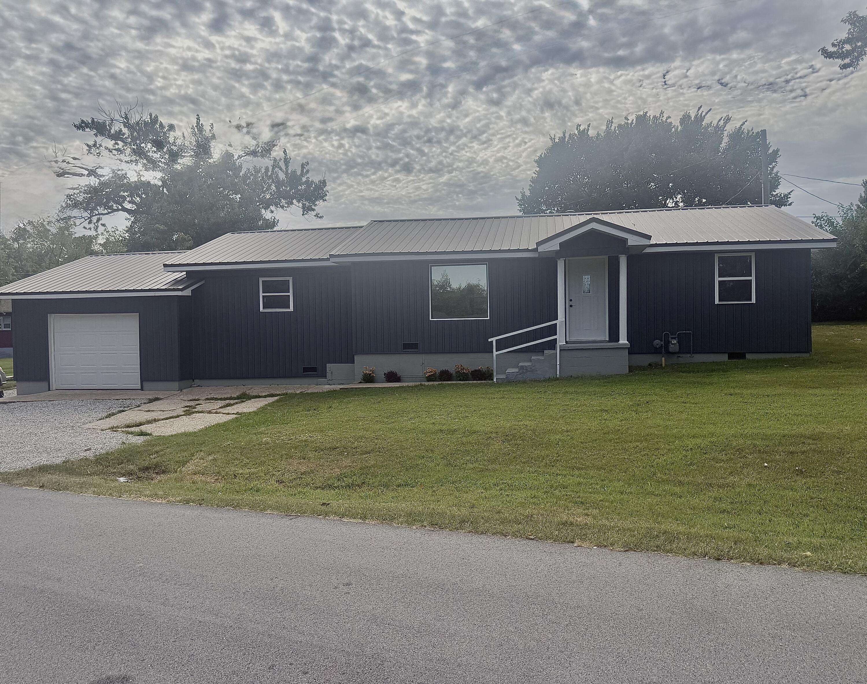 401 N Phelps AVE, Mansfield, MO 65704