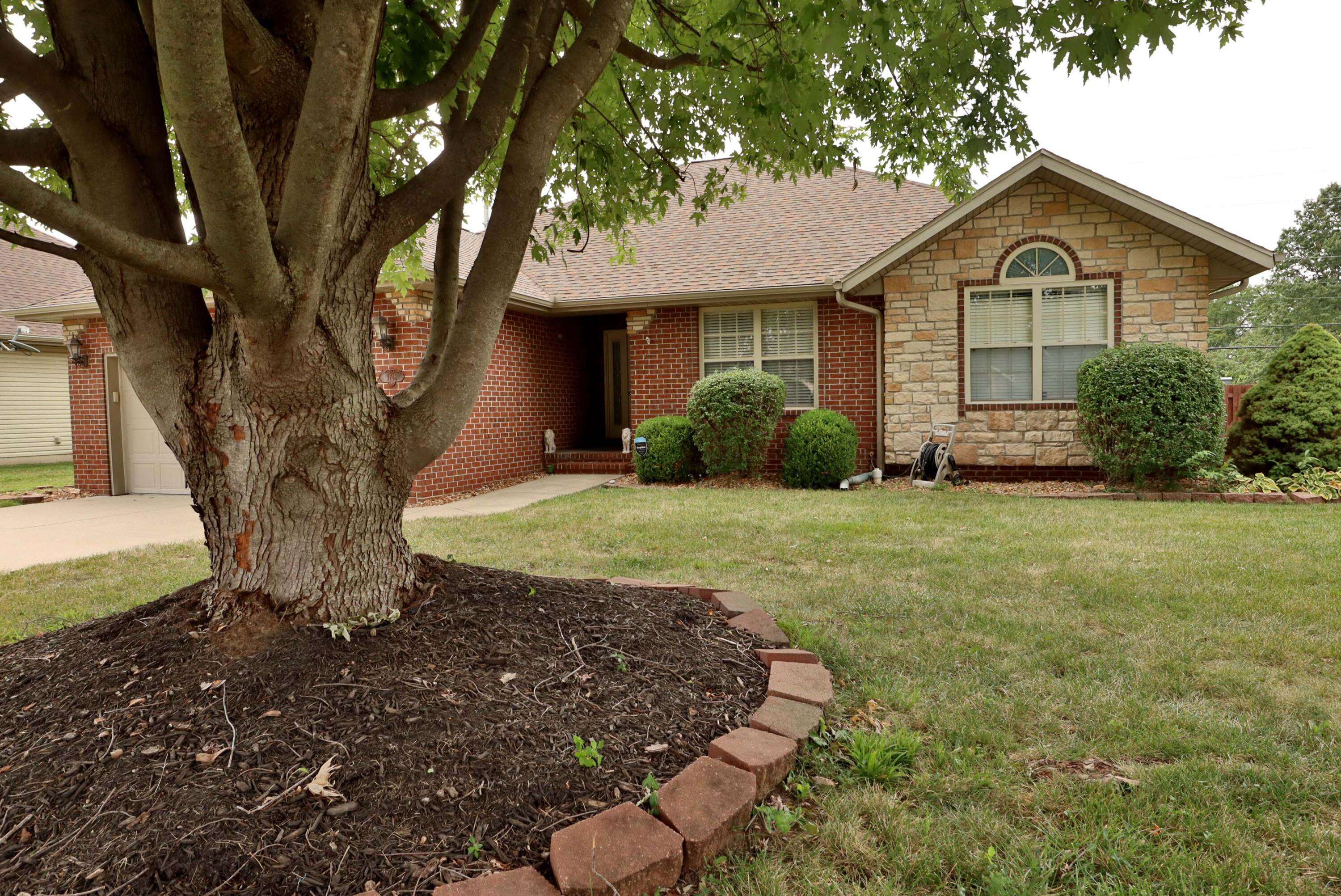 3741 N Oak Point AVE, Springfield, MO 65803
