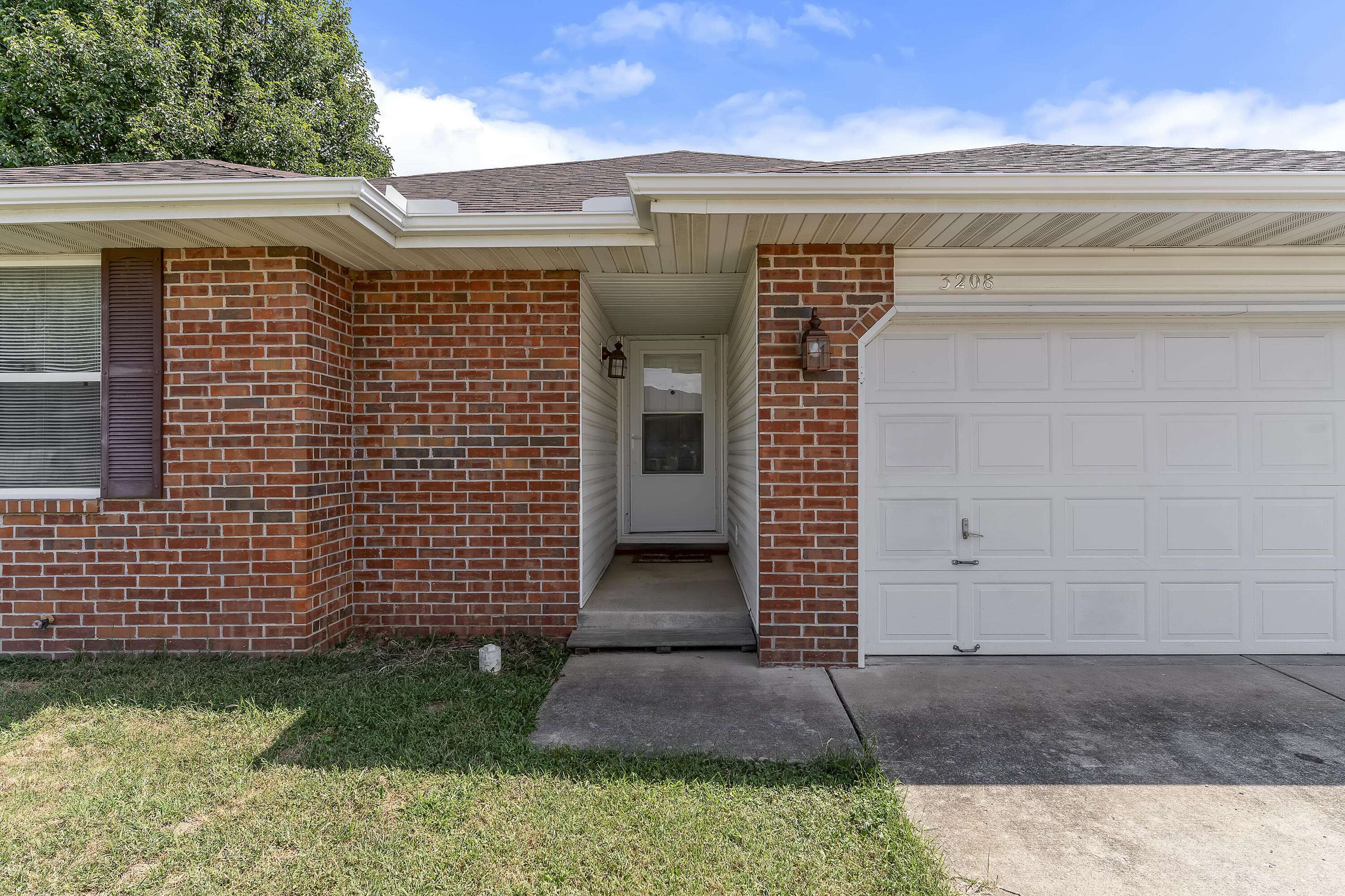 3208 W Scott ST, Springfield, MO 65803