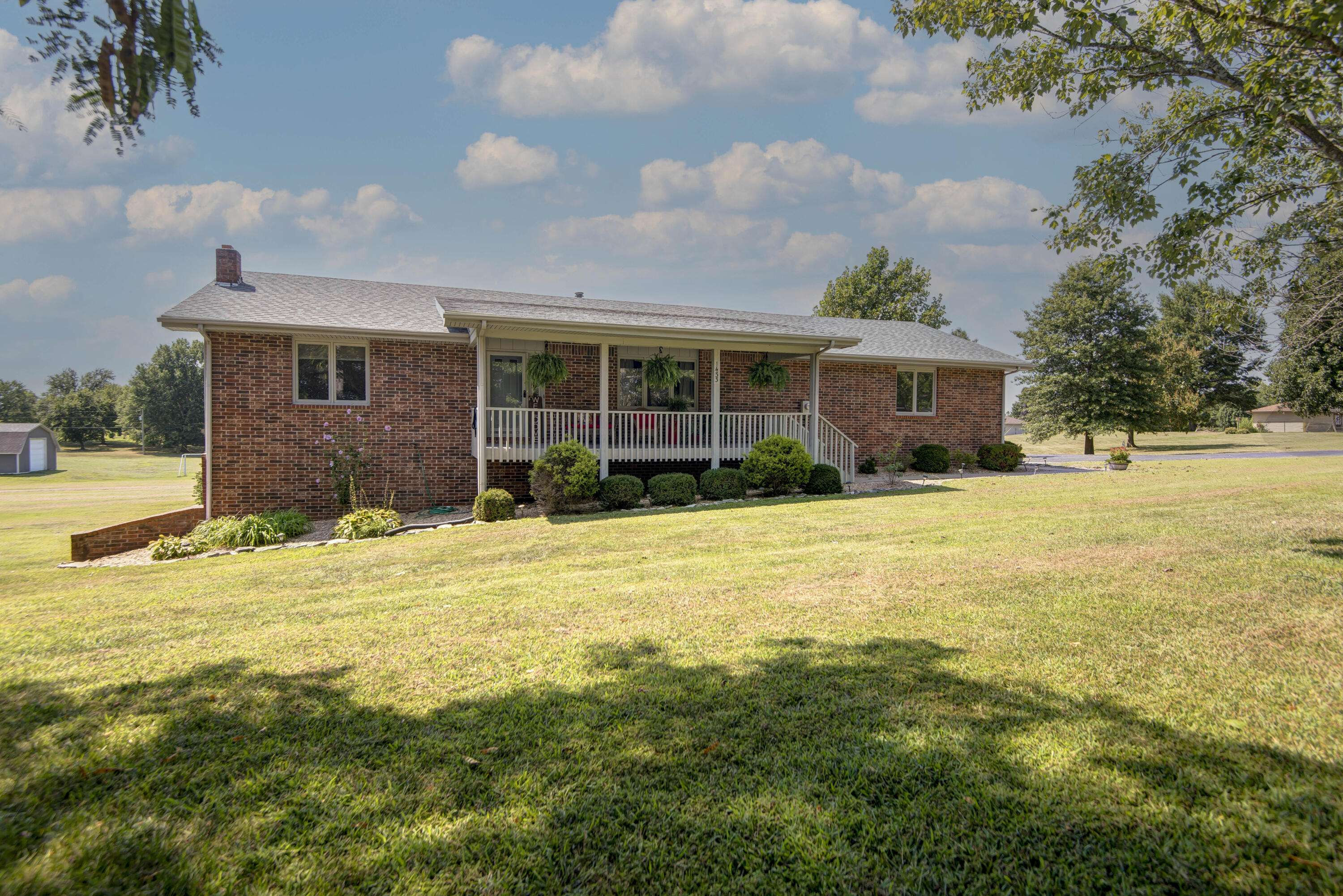 1433 N Emerald Hills DR, Nixa, MO 65714