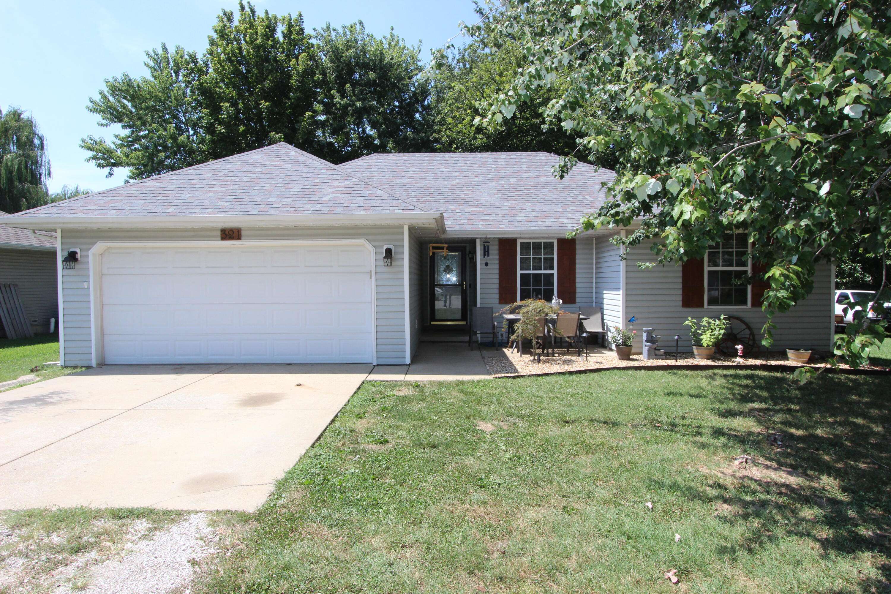 321 Shark CIR, Sparta, MO 65753