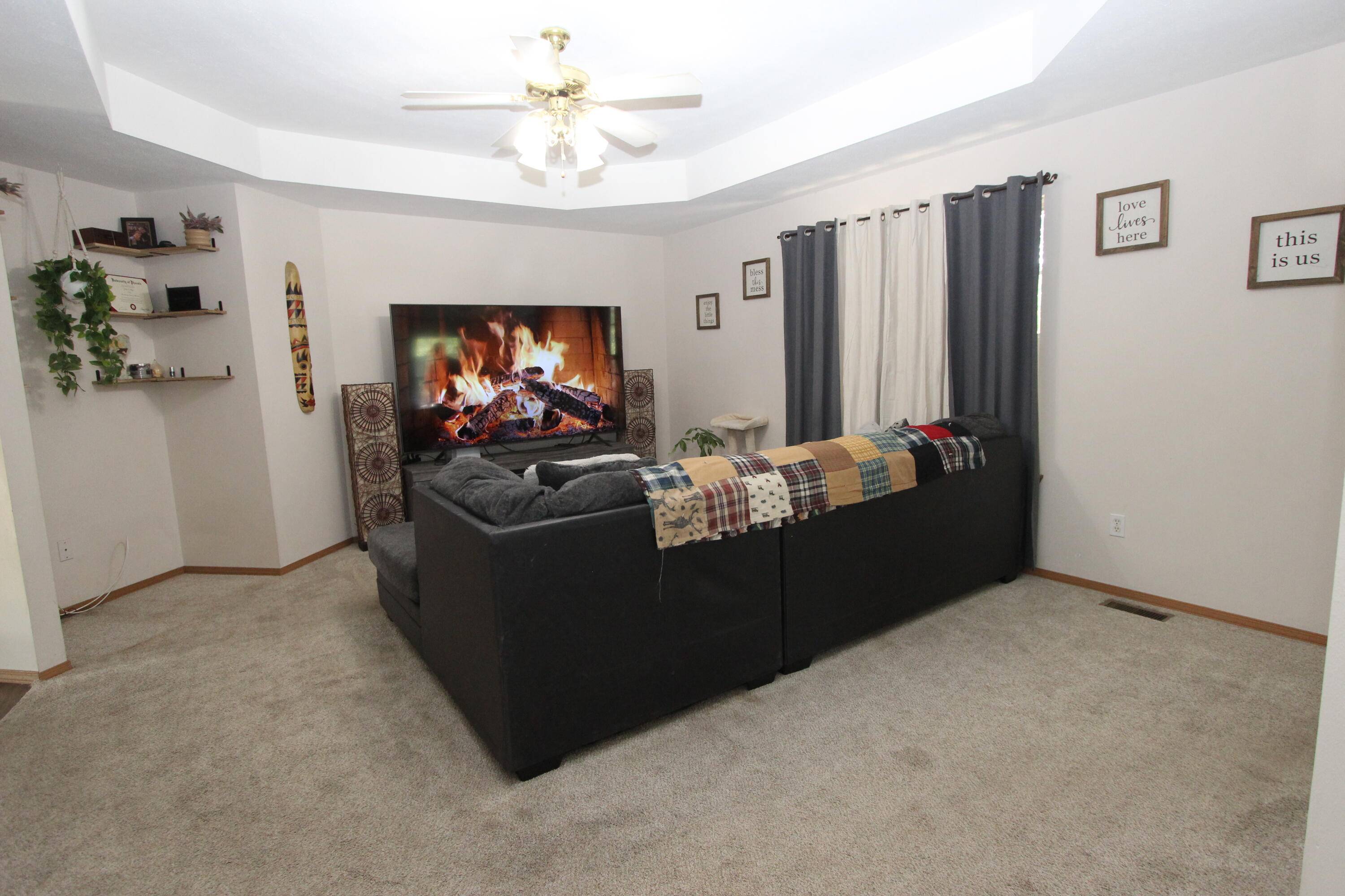 321 Shark CIR, Sparta, MO 65753