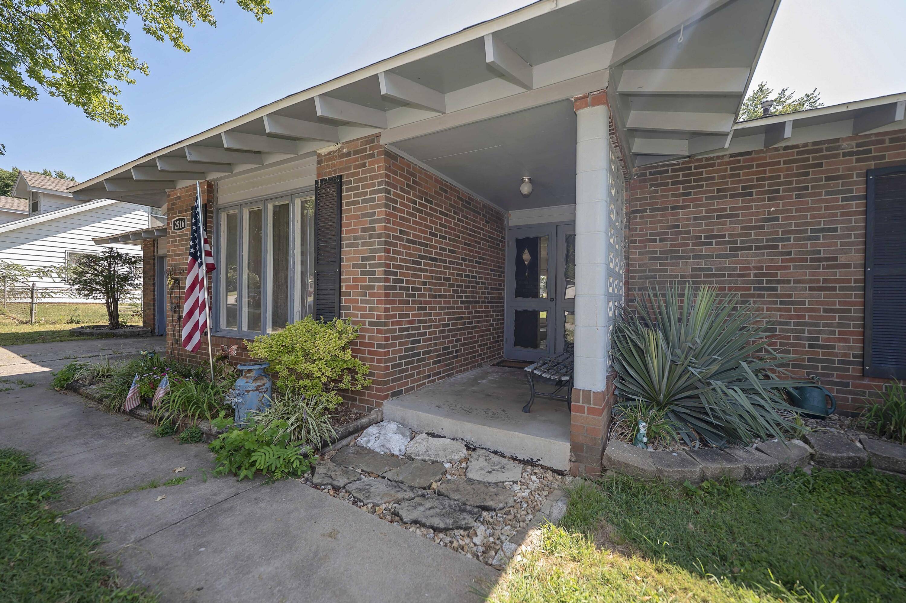 2516 S Weaver AVE, Springfield, MO 65807