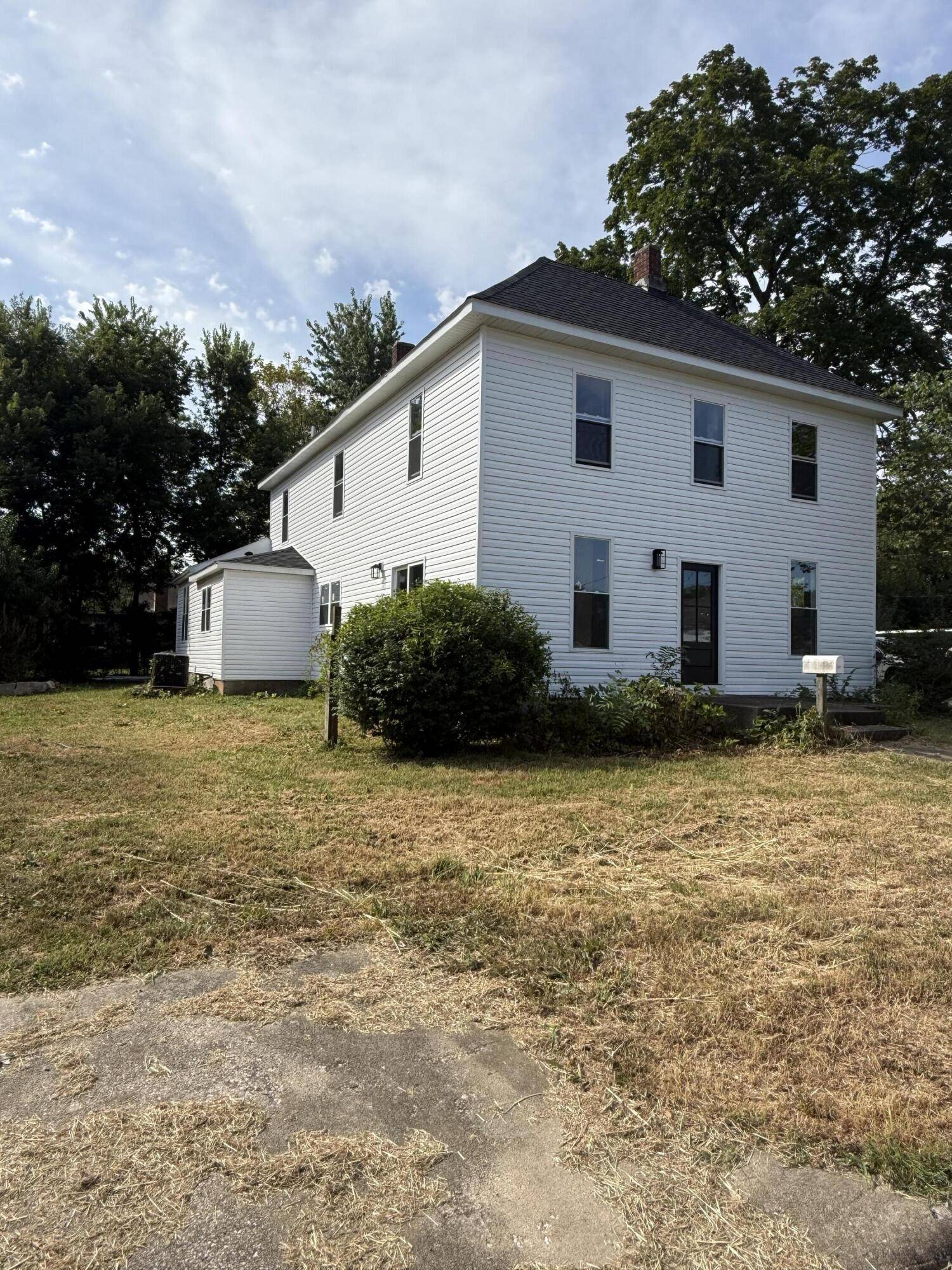 402 E Olive ST, Bolivar, MO 65613
