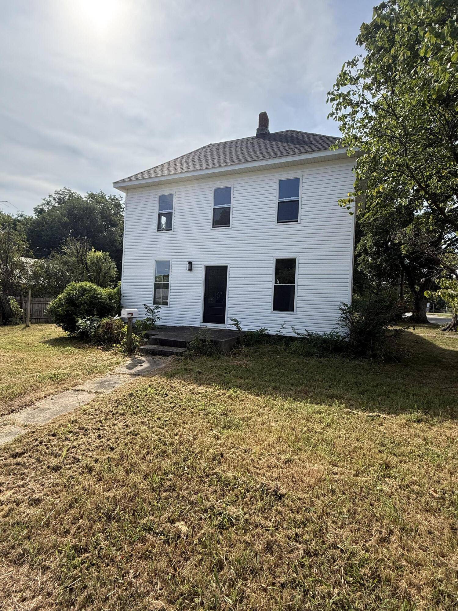 402 E Olive ST, Bolivar, MO 65613