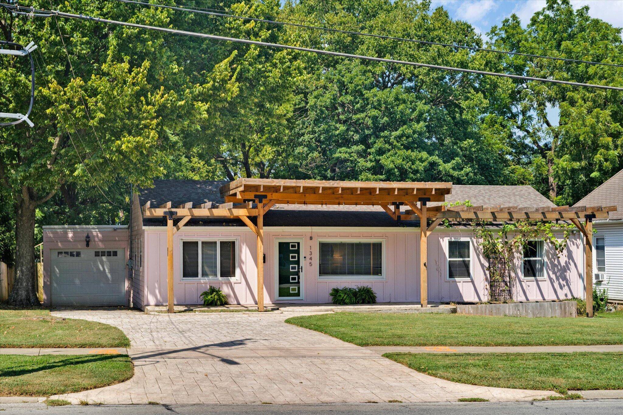 1345 E Walnut ST, Springfield, MO 65802