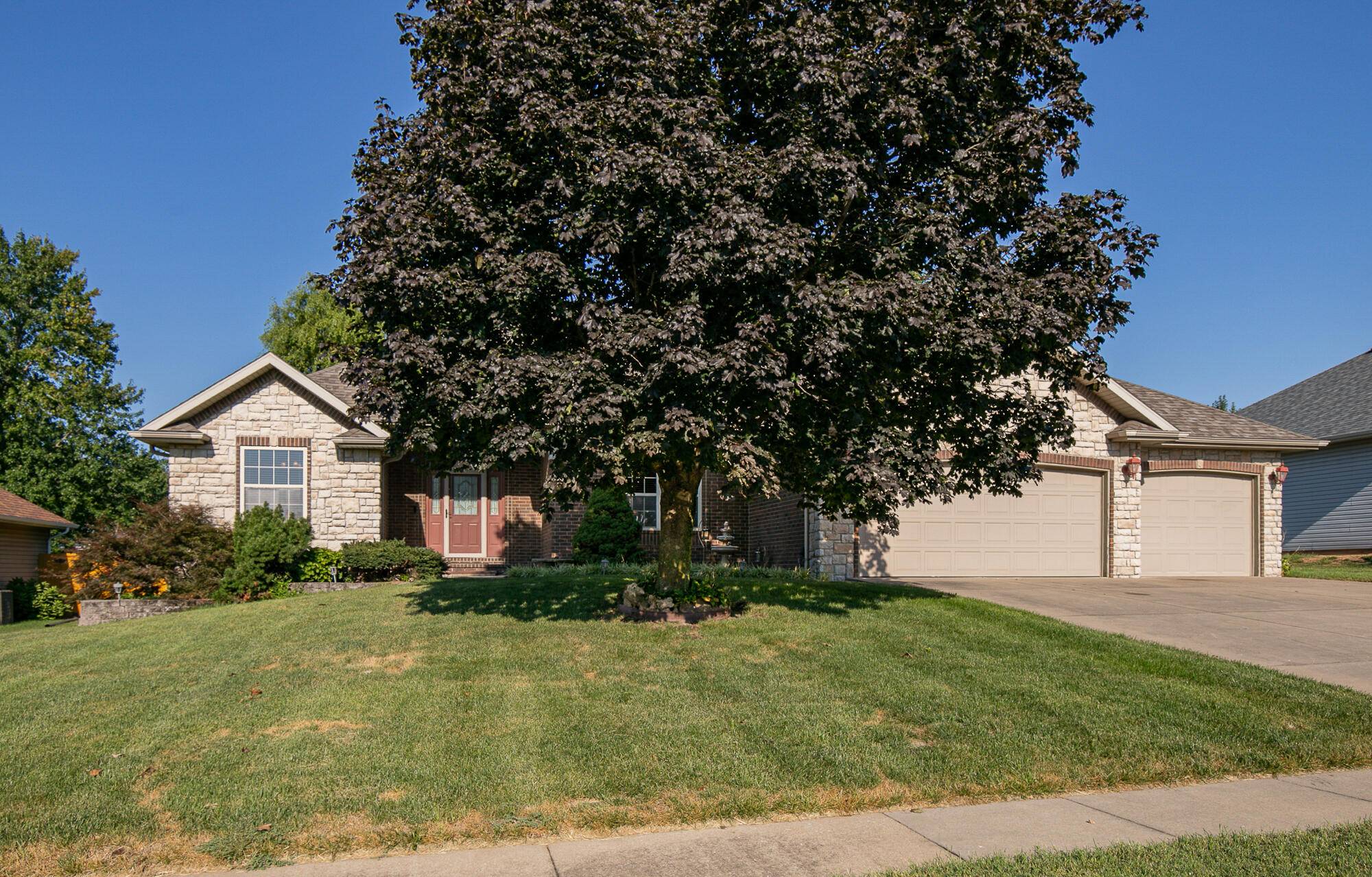 3749 N Nias AVE, Springfield, MO 65803