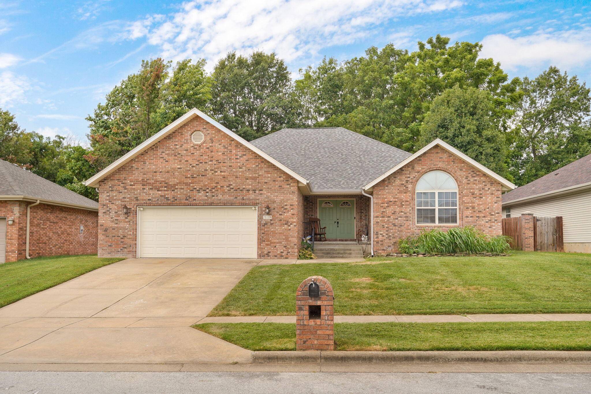 725 S Christopher AVE, Springfield, MO 65802