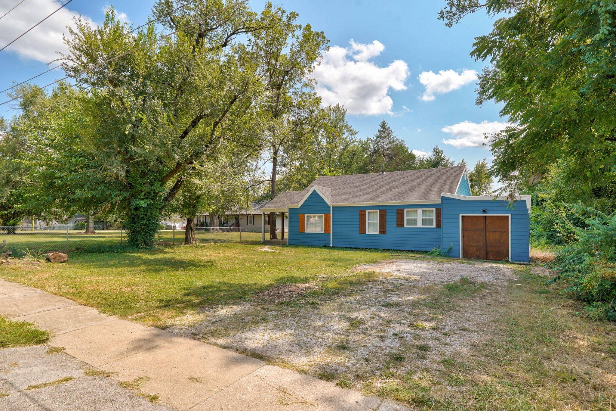 2620 W Chestnut ST, Springfield, MO 65802