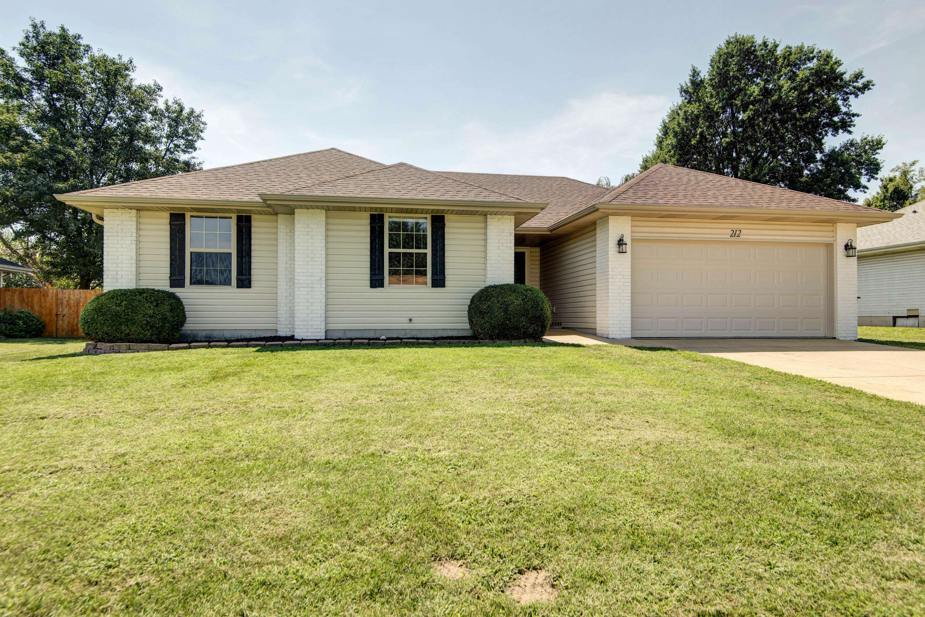 212 E Robin RD, Clever, MO 65631