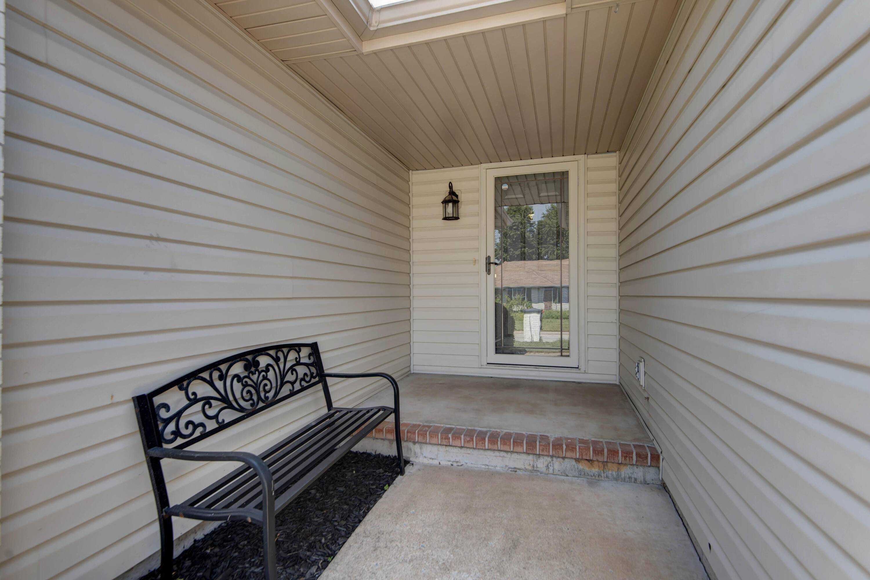 212 E Robin RD, Clever, MO 65631