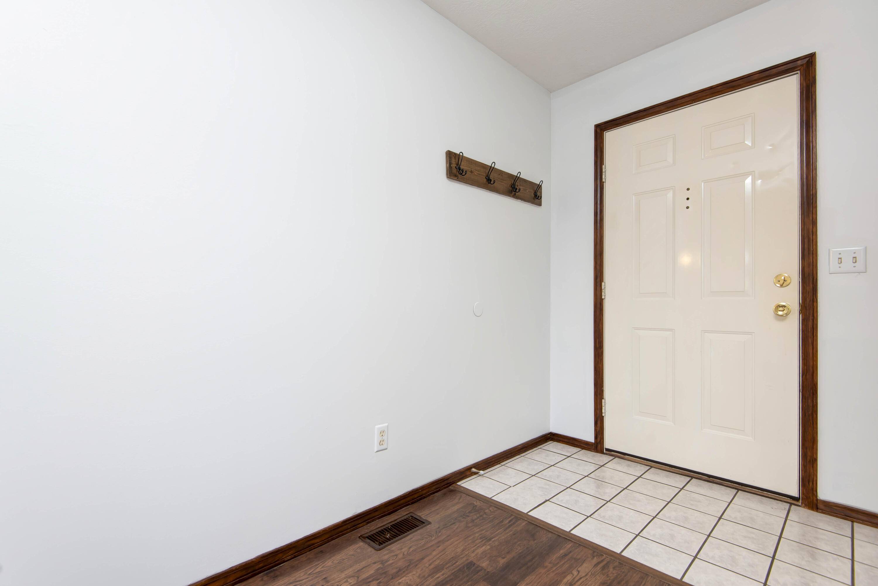 212 E Robin RD, Clever, MO 65631