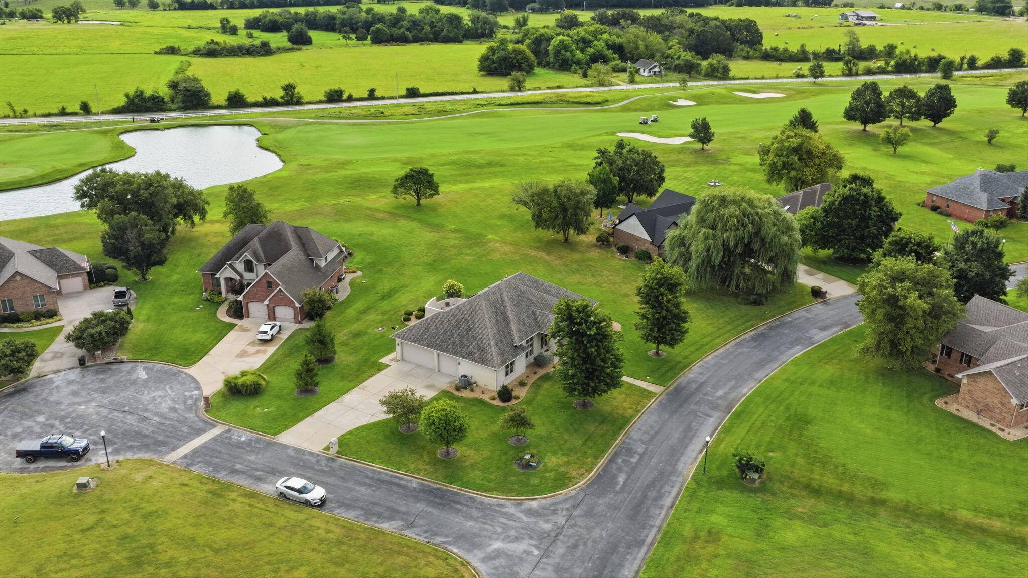 1586 Silo PL, Bolivar, MO 65613