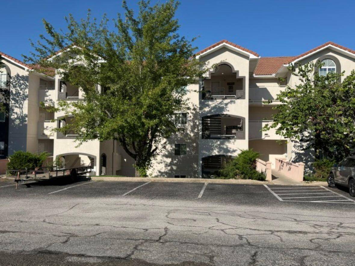 700 Emerald Point DR #303, Hollister, MO 65672