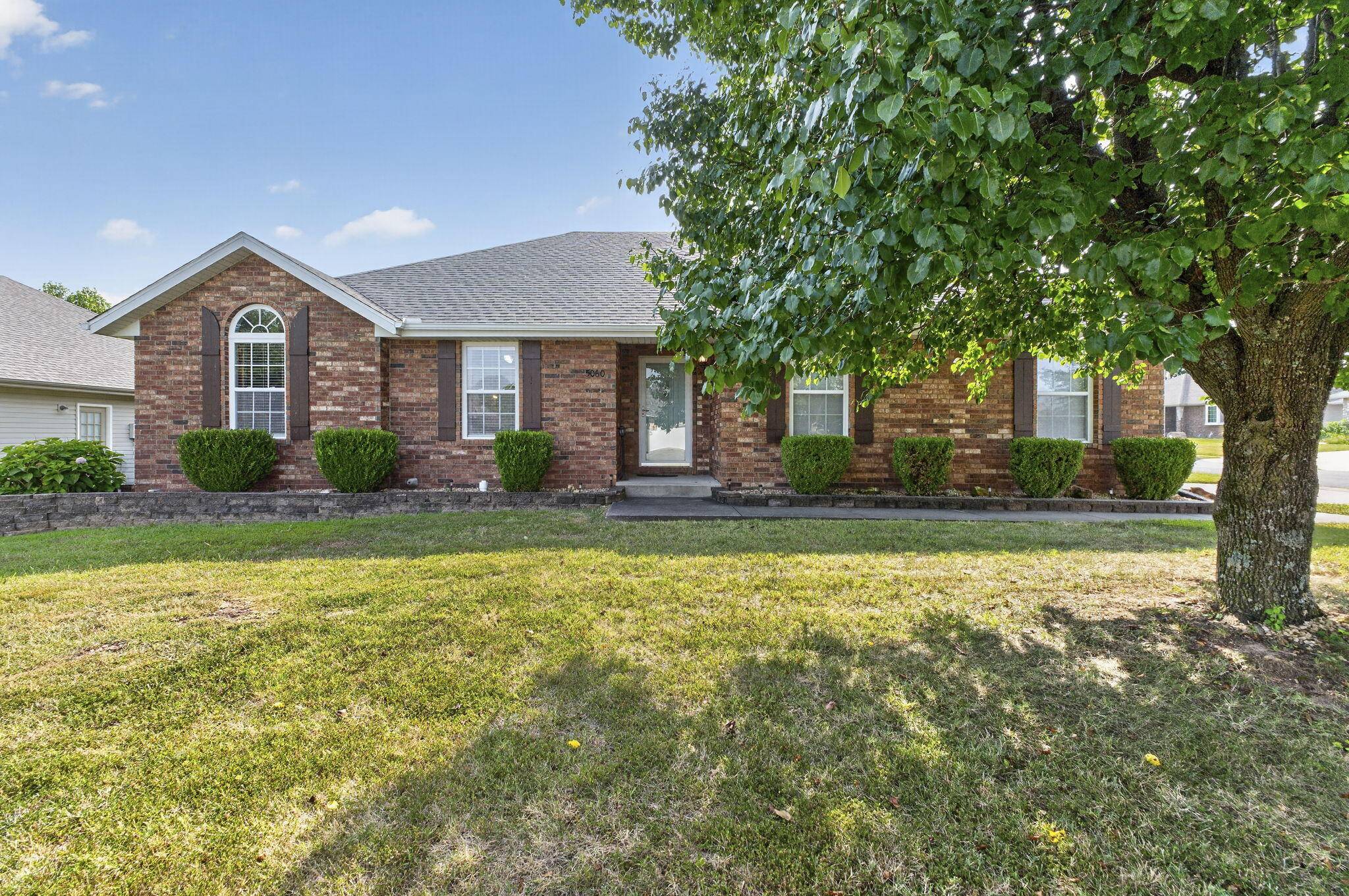 5060 S Grasshill CT, Brookline, MO 65619