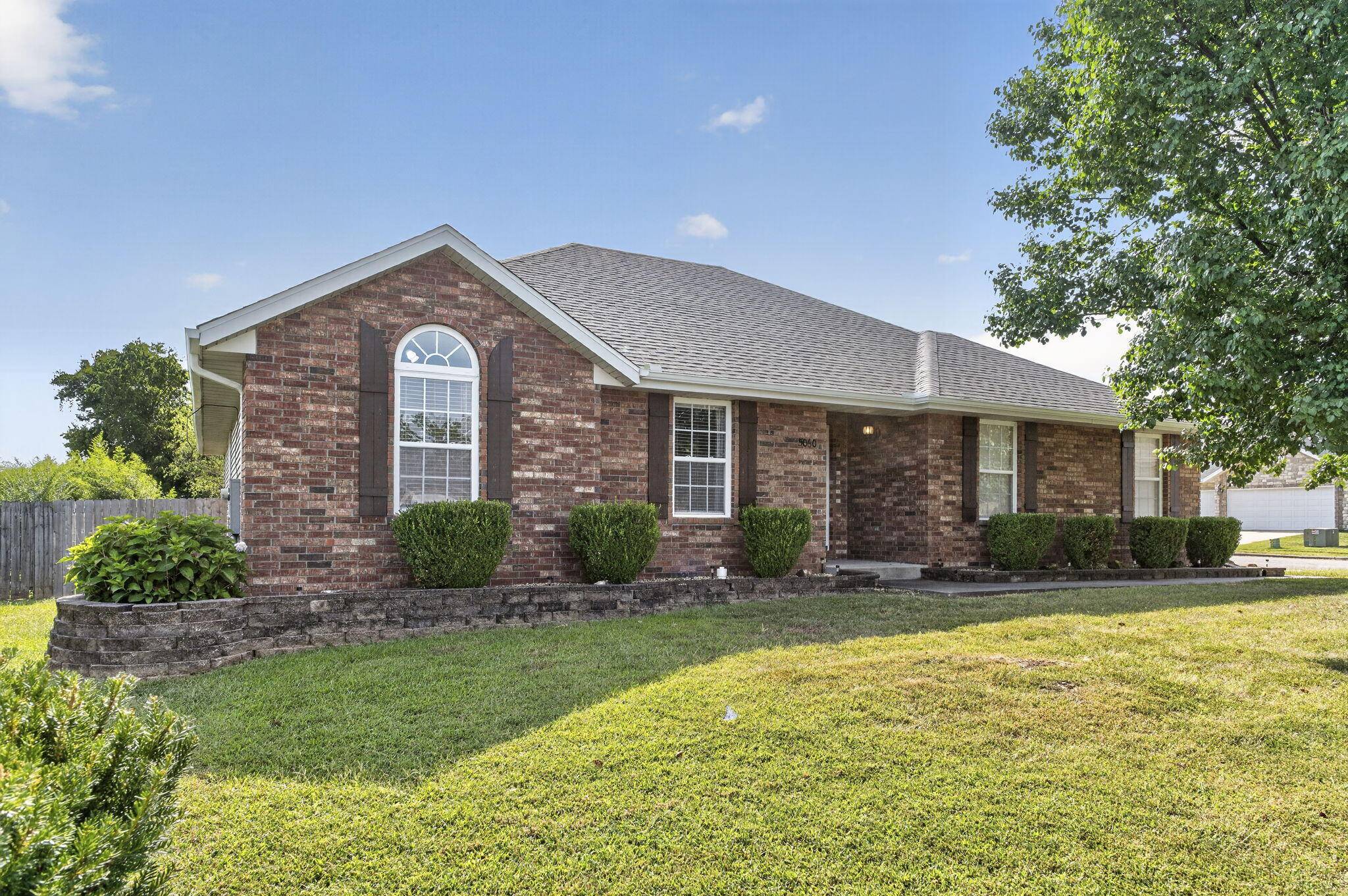 5060 S Grasshill CT, Brookline, MO 65619