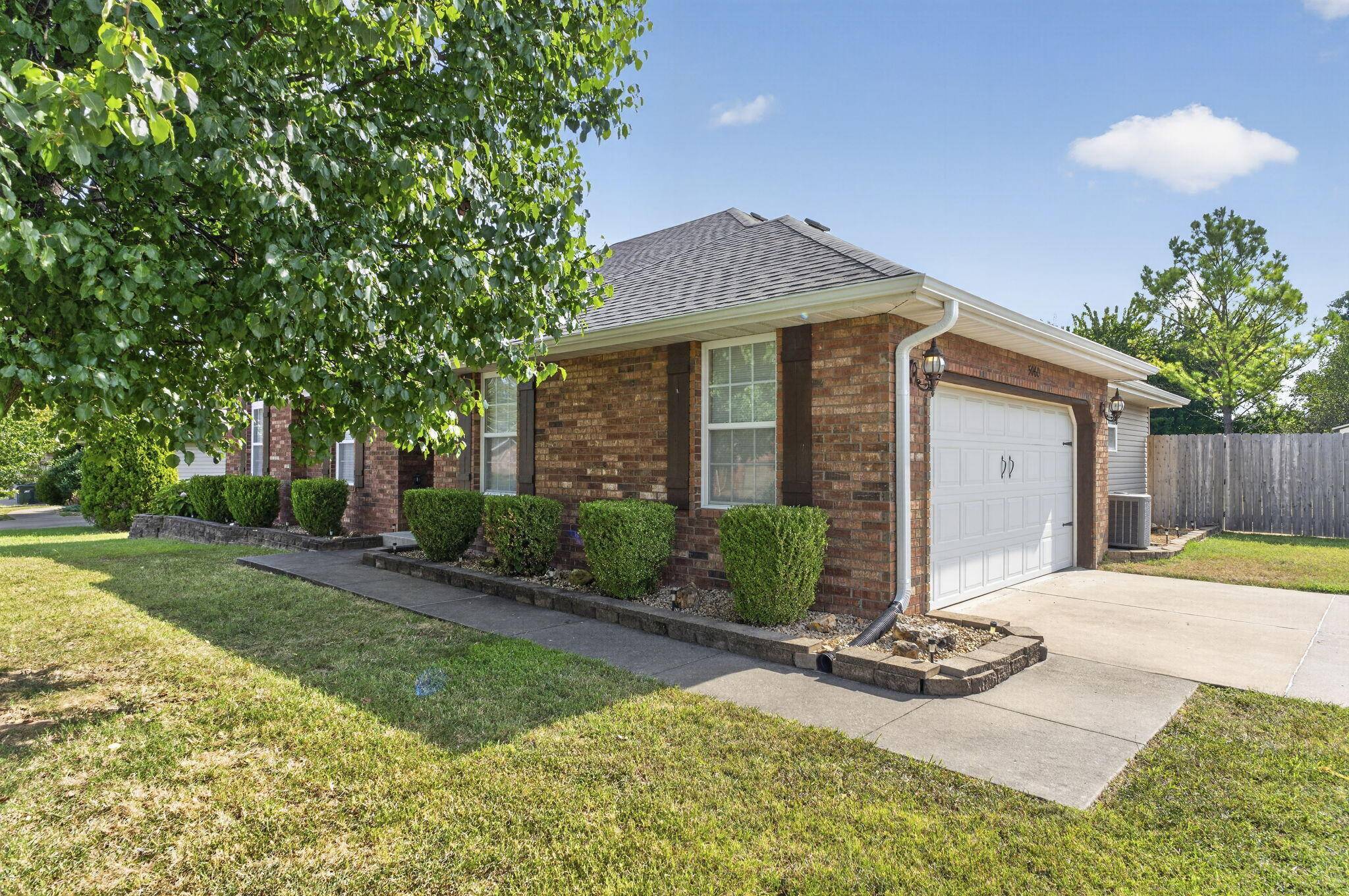 5060 S Grasshill CT, Brookline, MO 65619