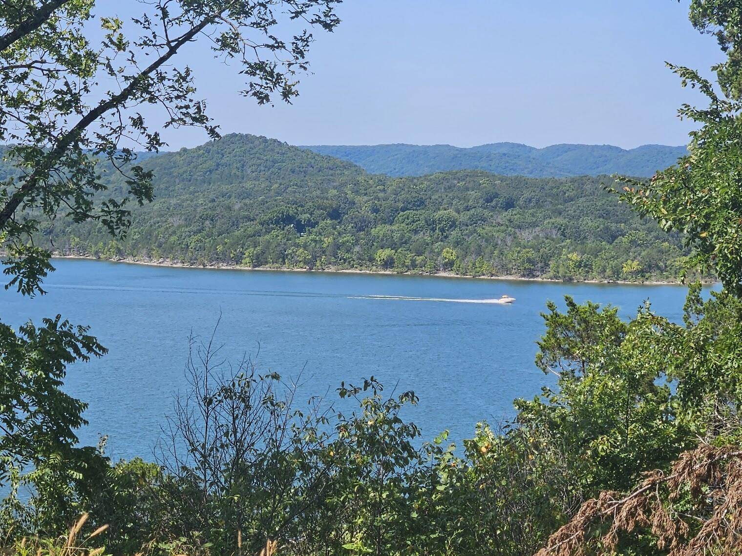 000 Pioneer Point RD, Galena, MO 65656