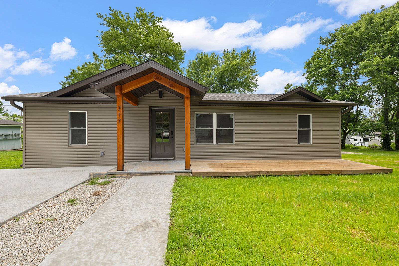 717 E Van Buren ST, Bolivar, MO 65613