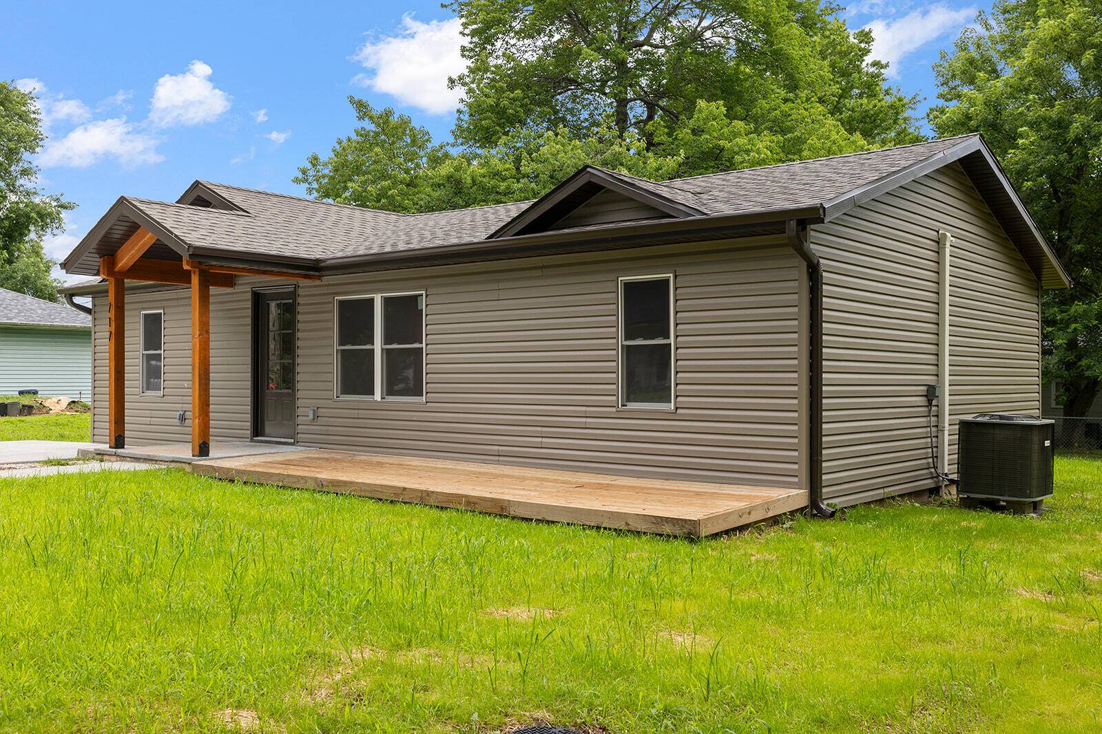 717 E Van Buren ST, Bolivar, MO 65613