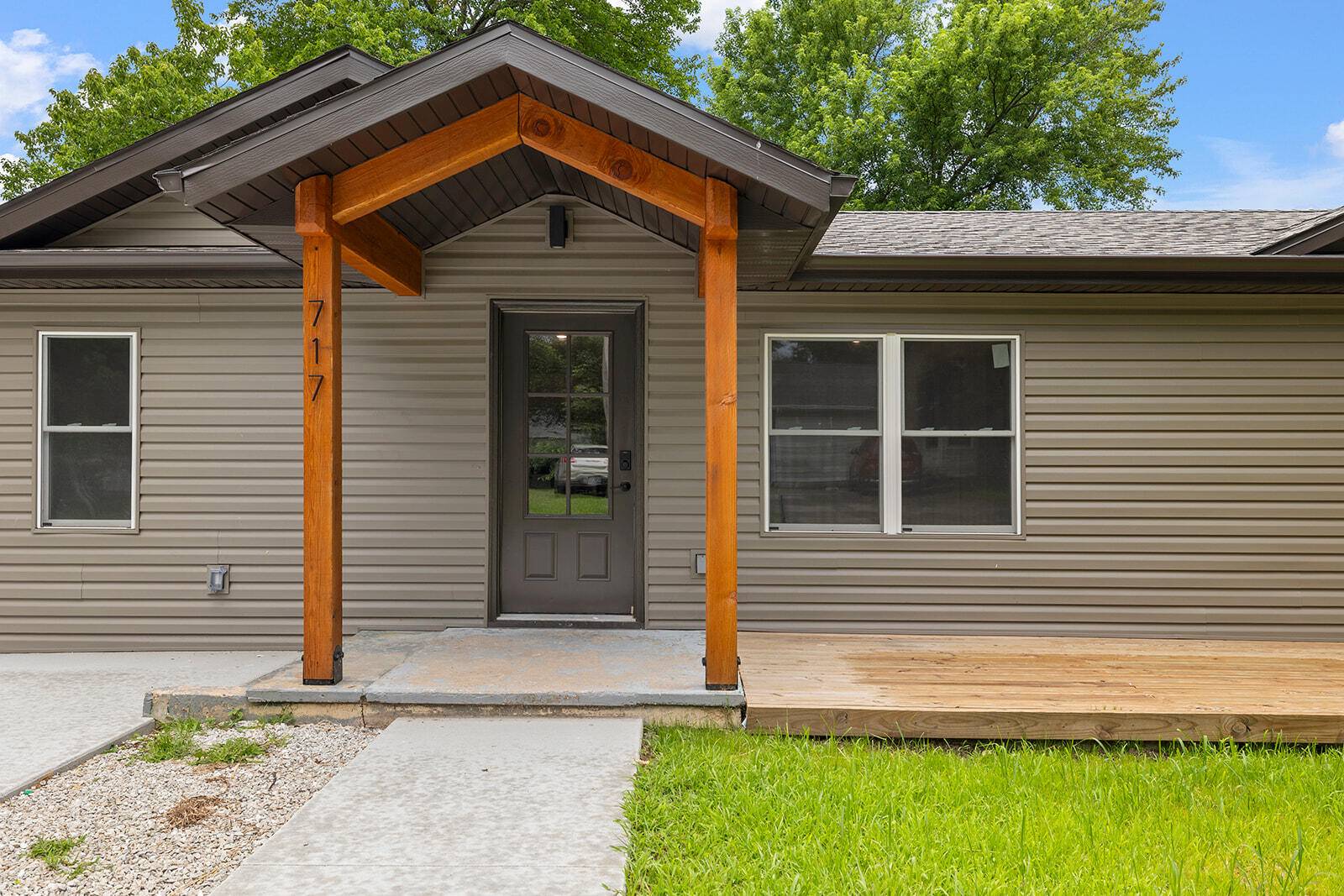 717 E Van Buren ST, Bolivar, MO 65613