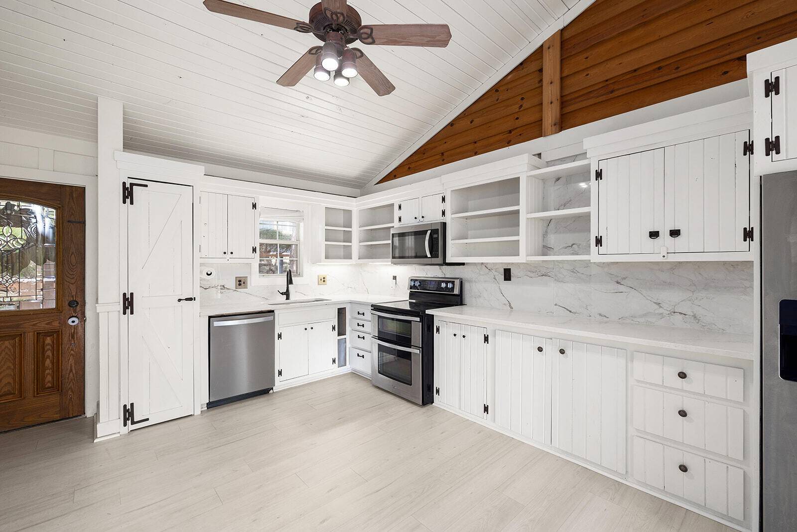 76 Hunters DR, Galena, MO 65656